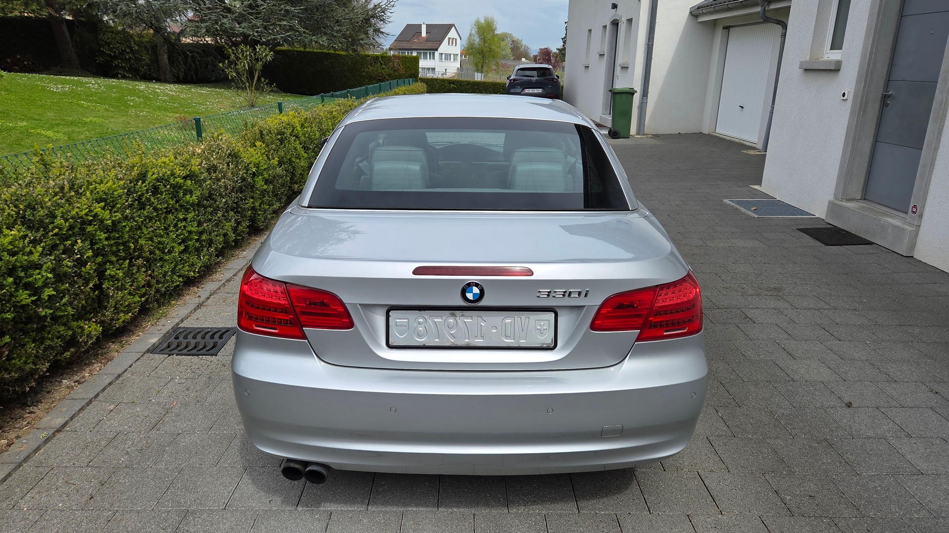 BMW 330i Cabriolet-image-12