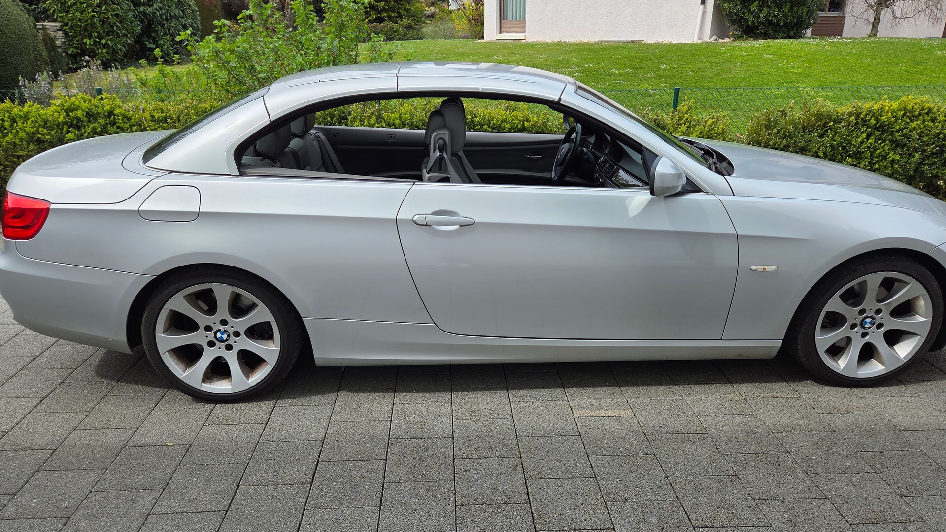 BMW 330i Cabriolet-image-2