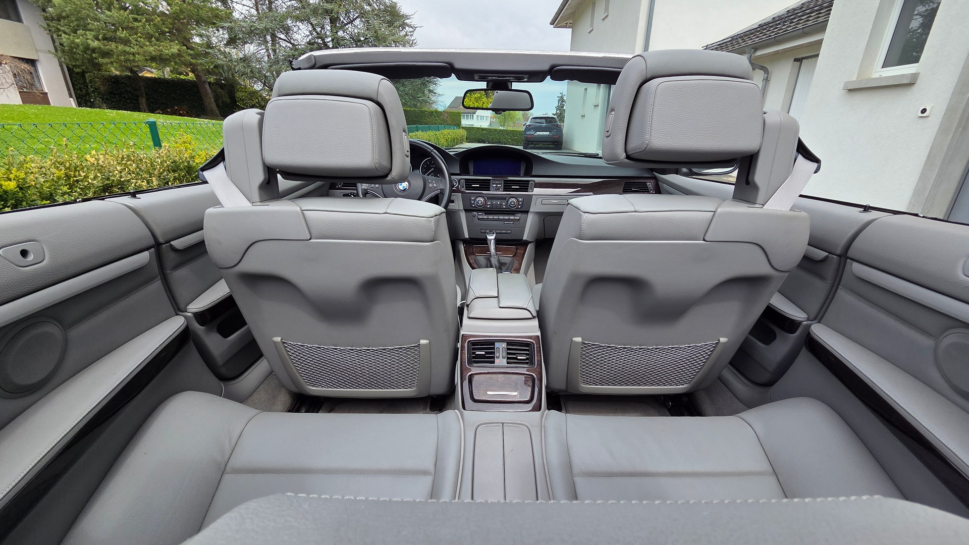 BMW 330i Cabriolet-image-8