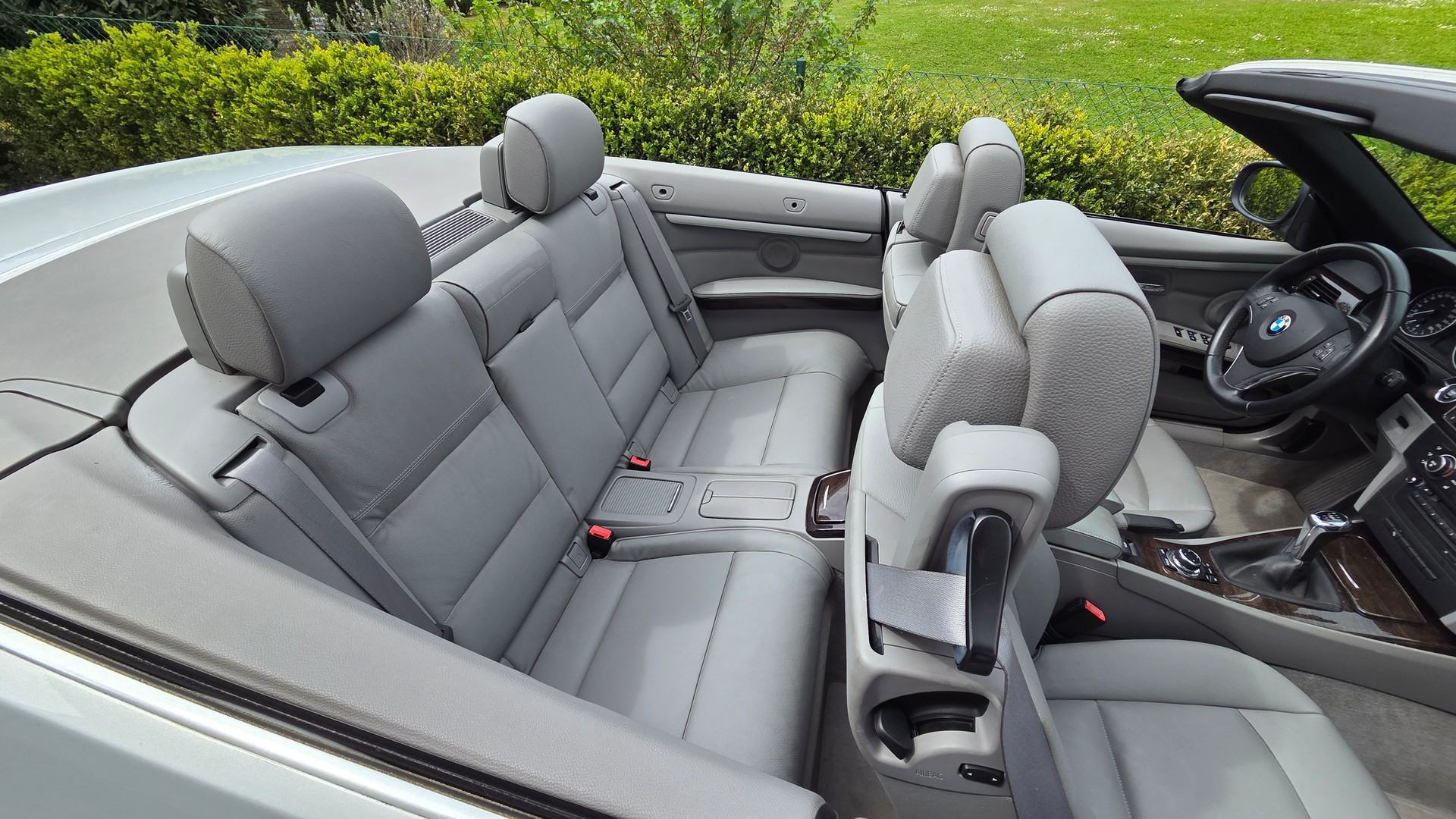 BMW 330i Cabriolet-image-10