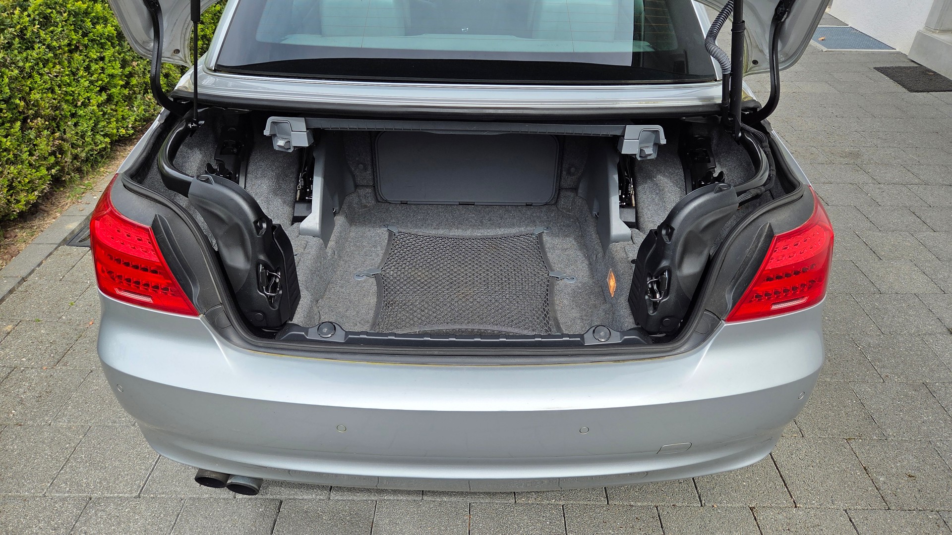 BMW 330i Cabriolet-image-13