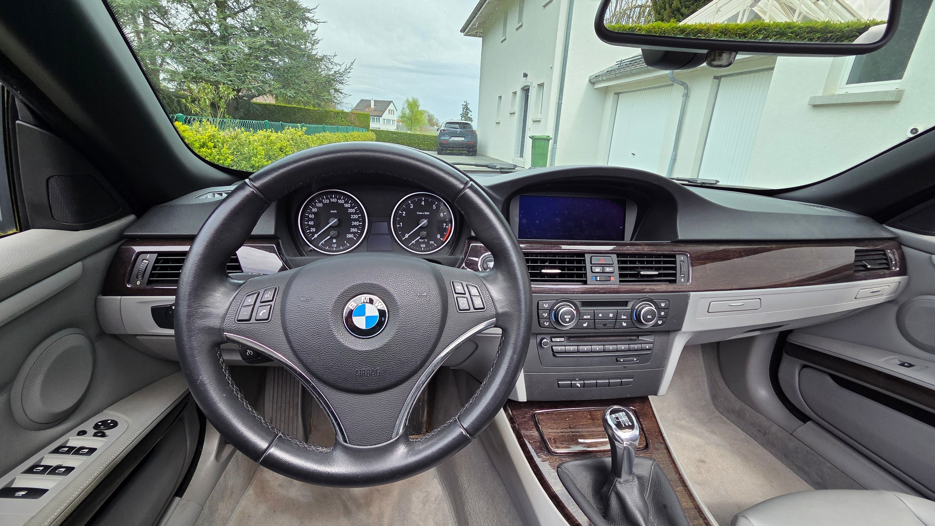 BMW 330i Cabriolet-image-6