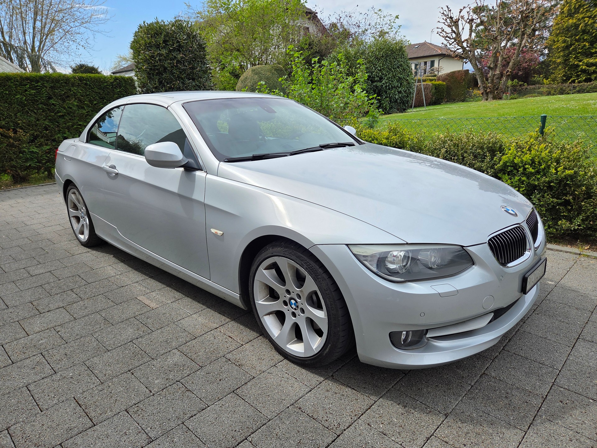 BMW 330i Cabriolet-image-1