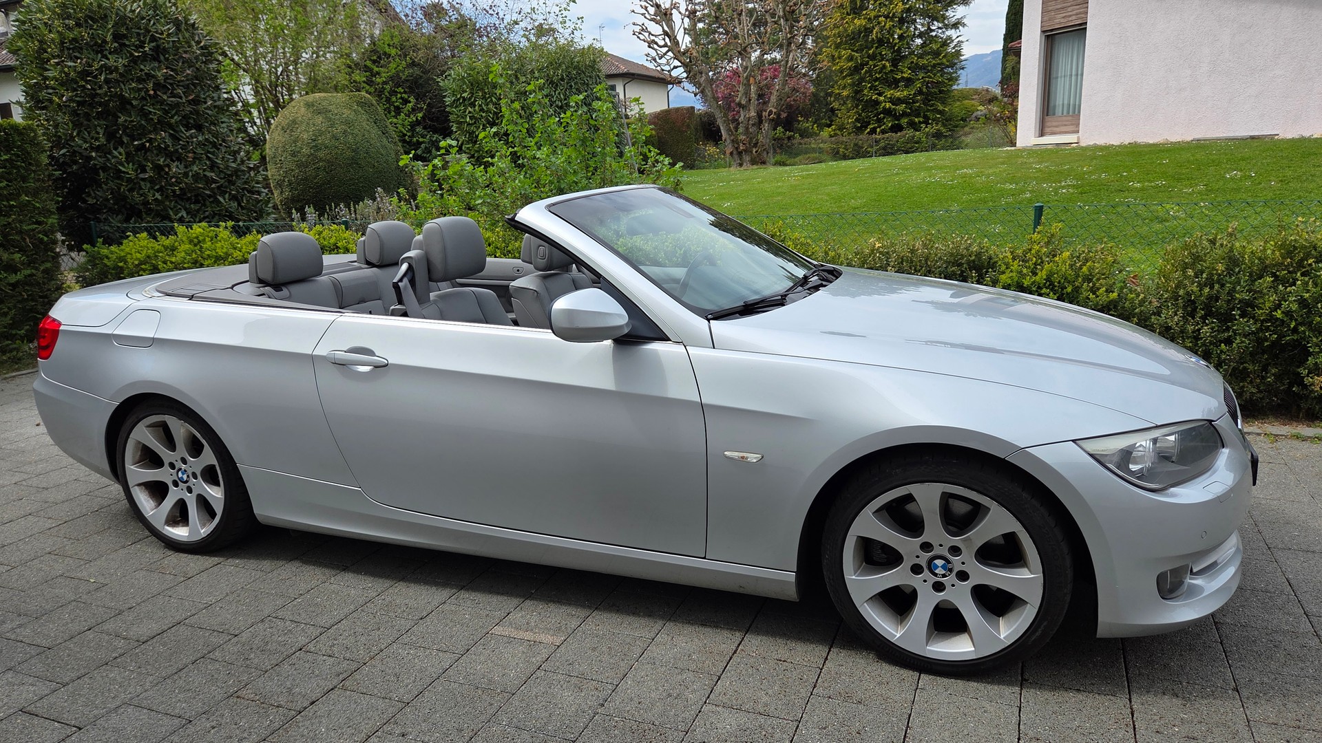 BMW 330i Cabriolet-image-0