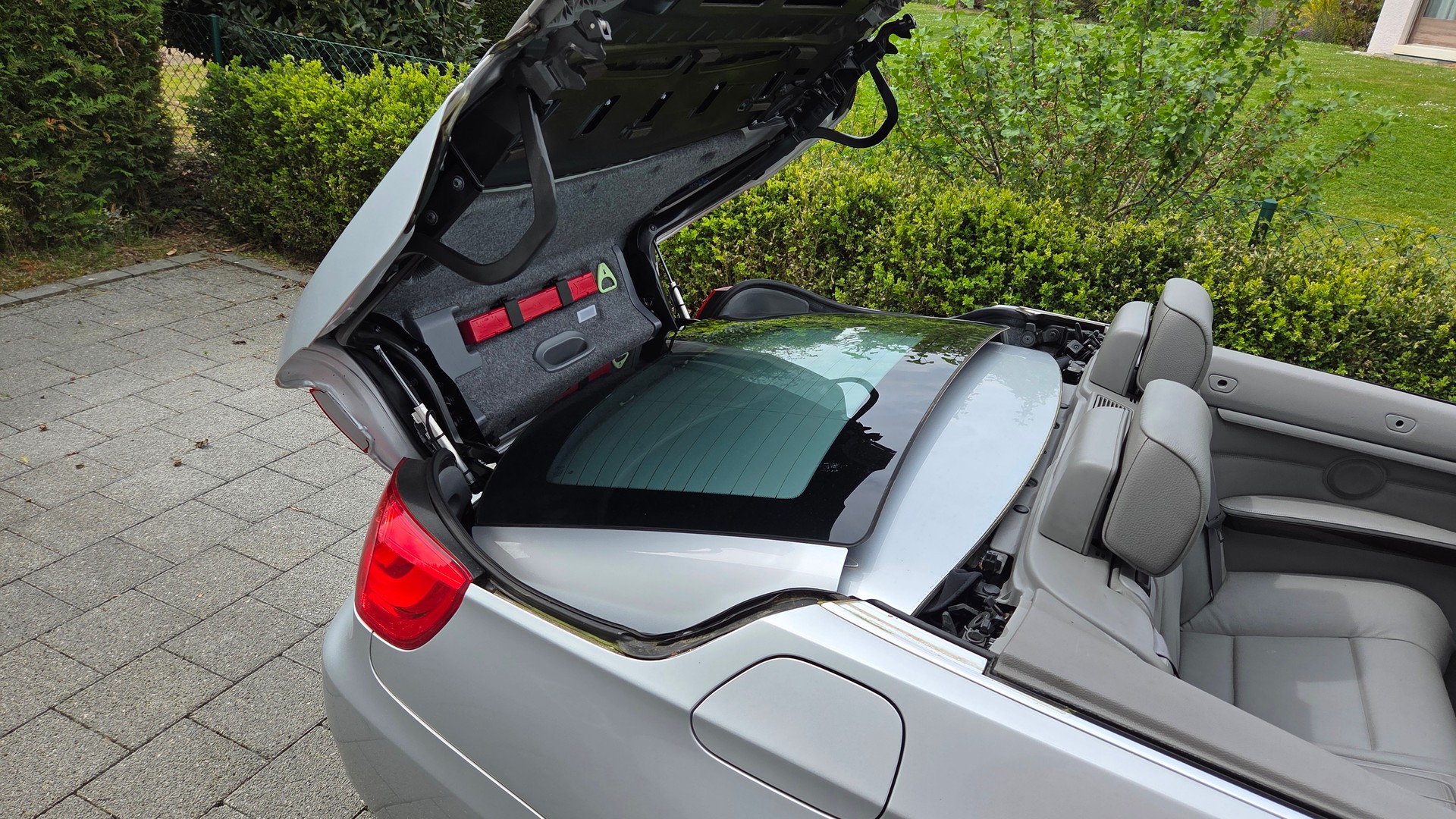 BMW 330i Cabriolet-image-5
