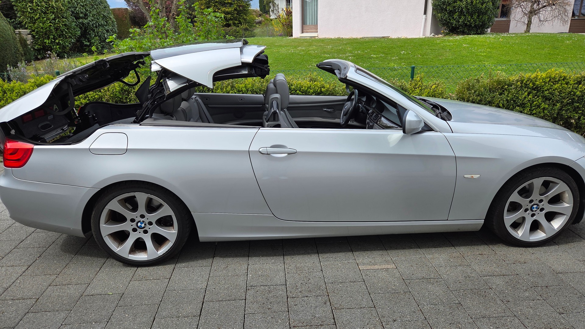 BMW 330i Cabriolet-image-4