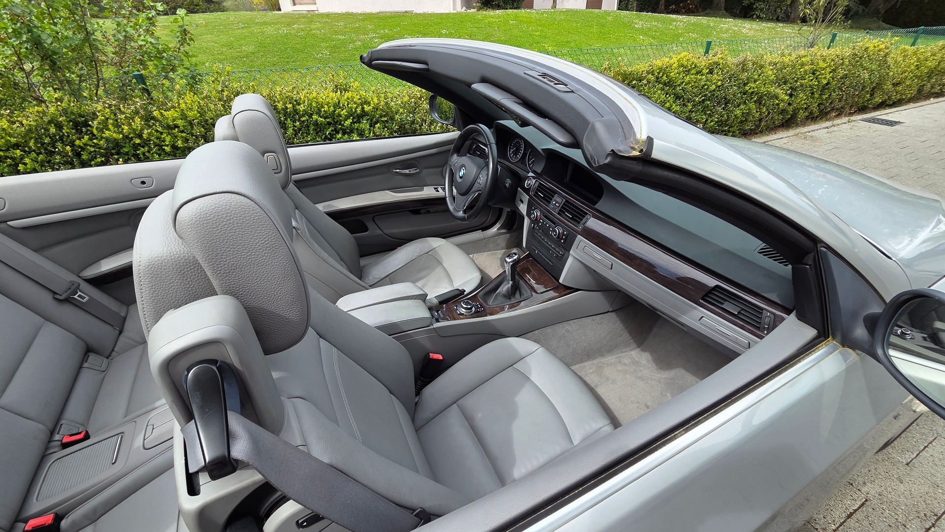 BMW 330i Cabriolet-image-9