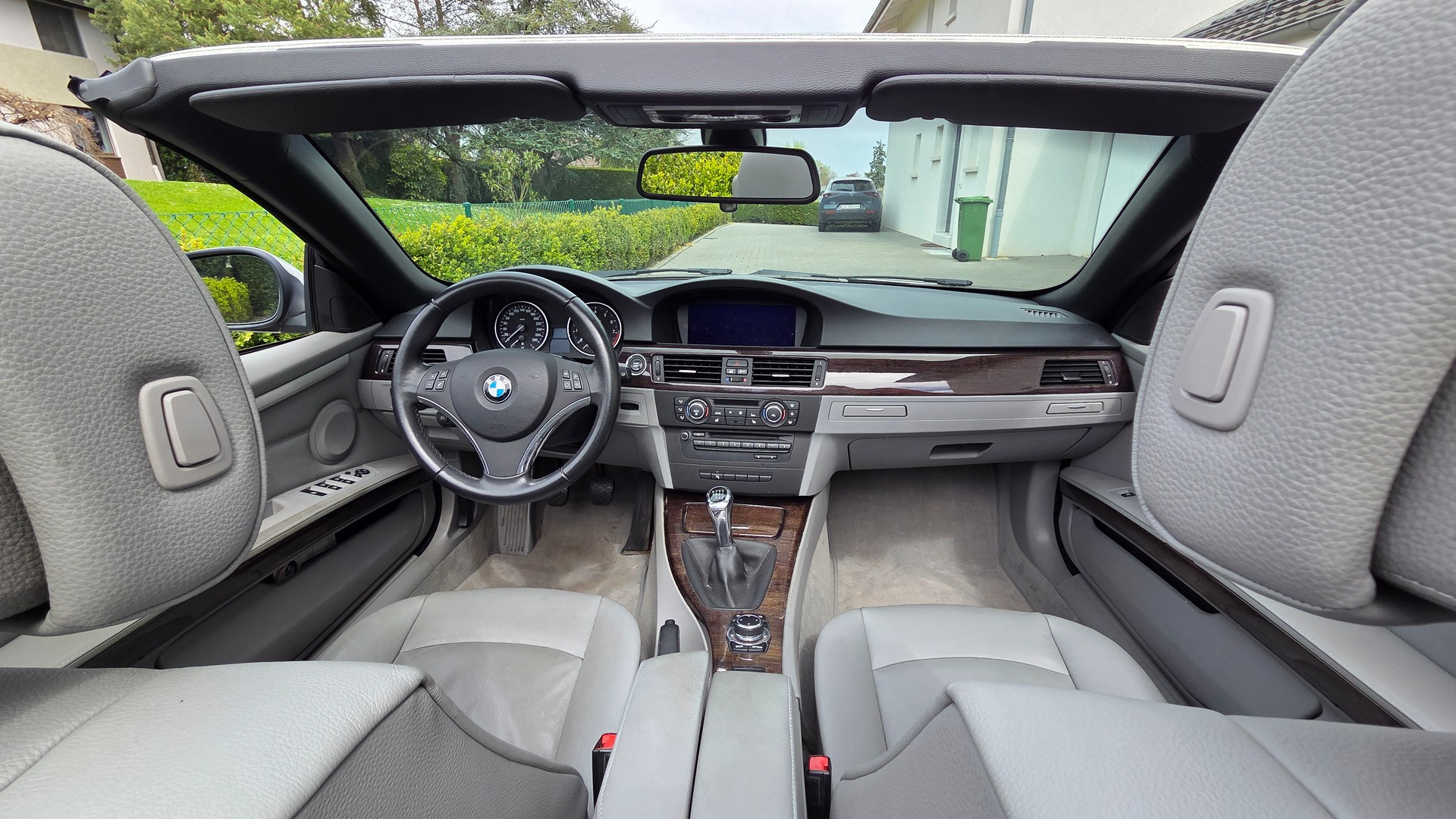 BMW 330i Cabriolet-image-7