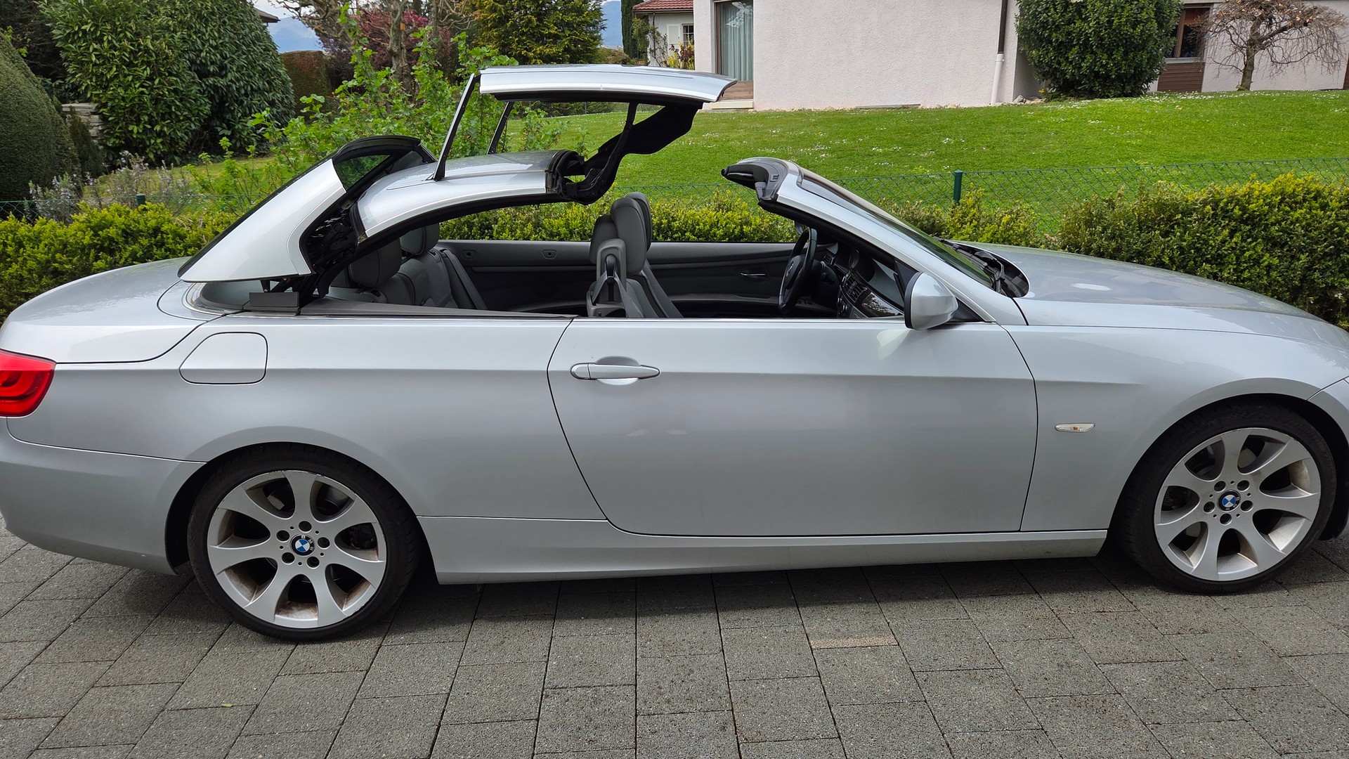 BMW 330i Cabriolet-image-3