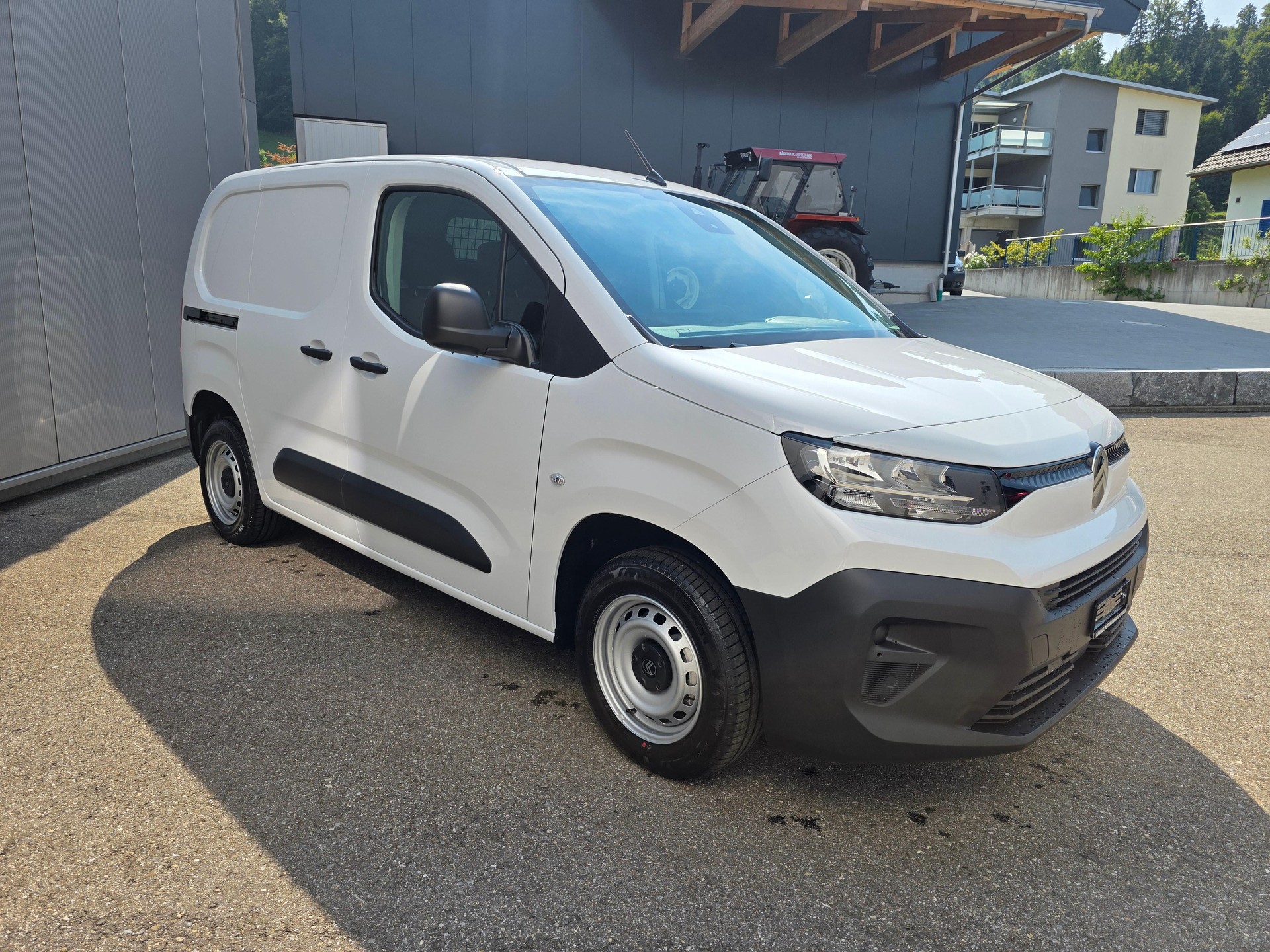 CITROEN Berlingo Van 1.2 Pure Tech 110 s/s Swiss Edition-image-1