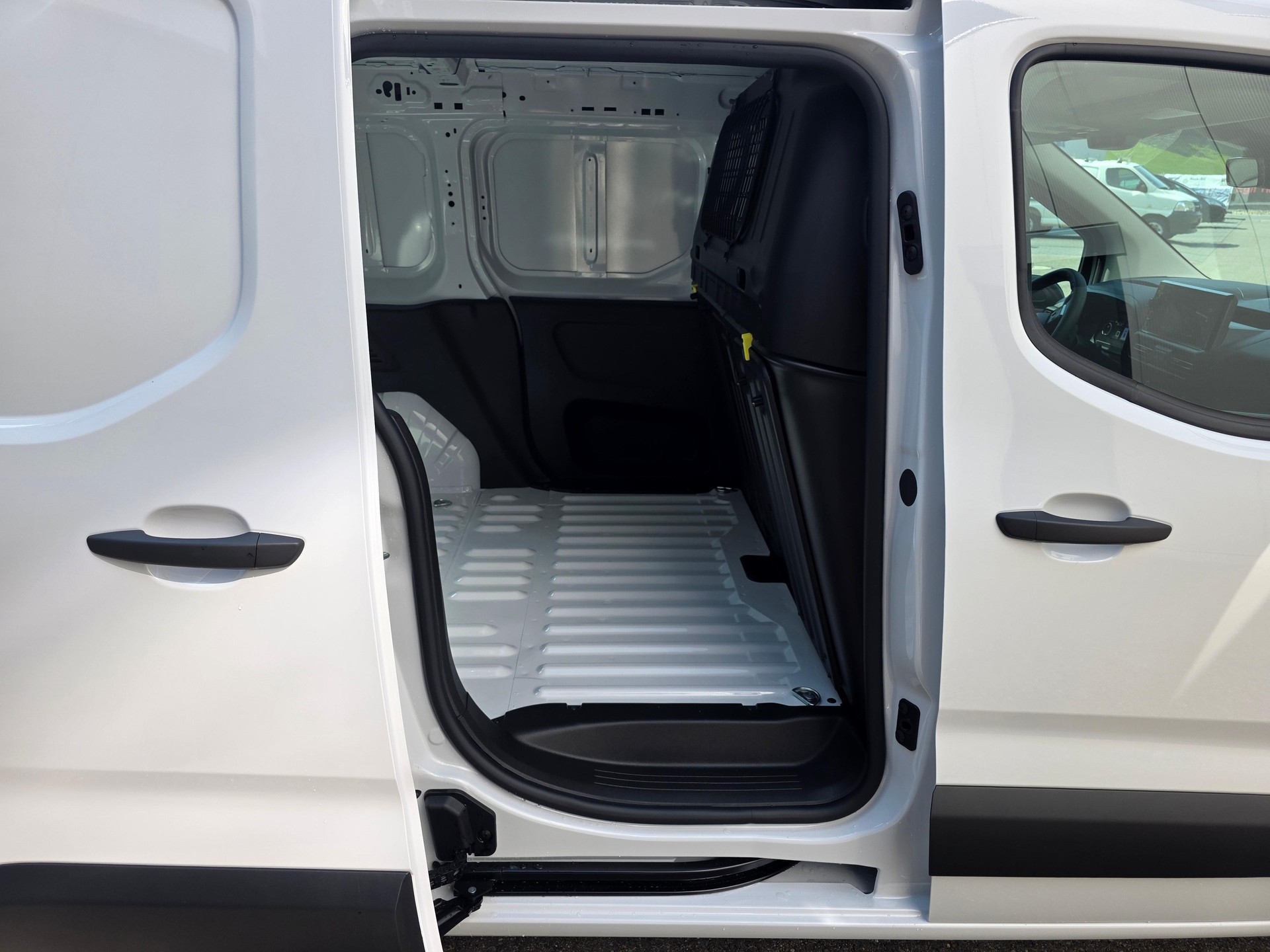 CITROEN Berlingo Van 1.2 Pure Tech 110 s/s Swiss Edition-image-6