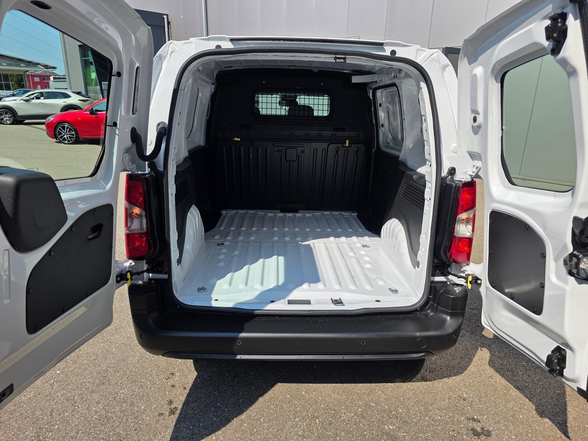 CITROEN Berlingo Van 1.2 Pure Tech 110 s/s Swiss Edition-image-5