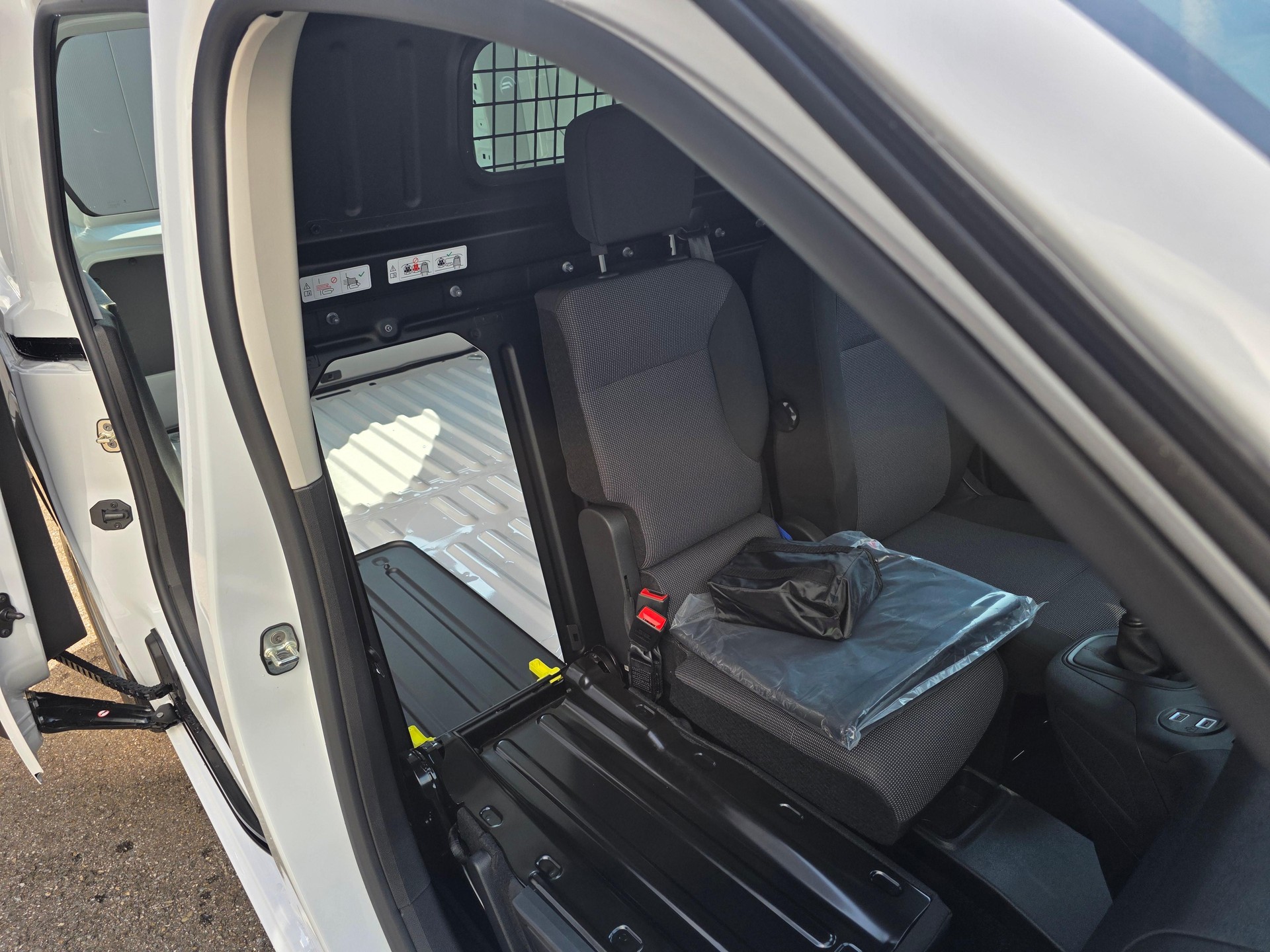 CITROEN Berlingo Van 1.2 Pure Tech 110 s/s Swiss Edition-image-7