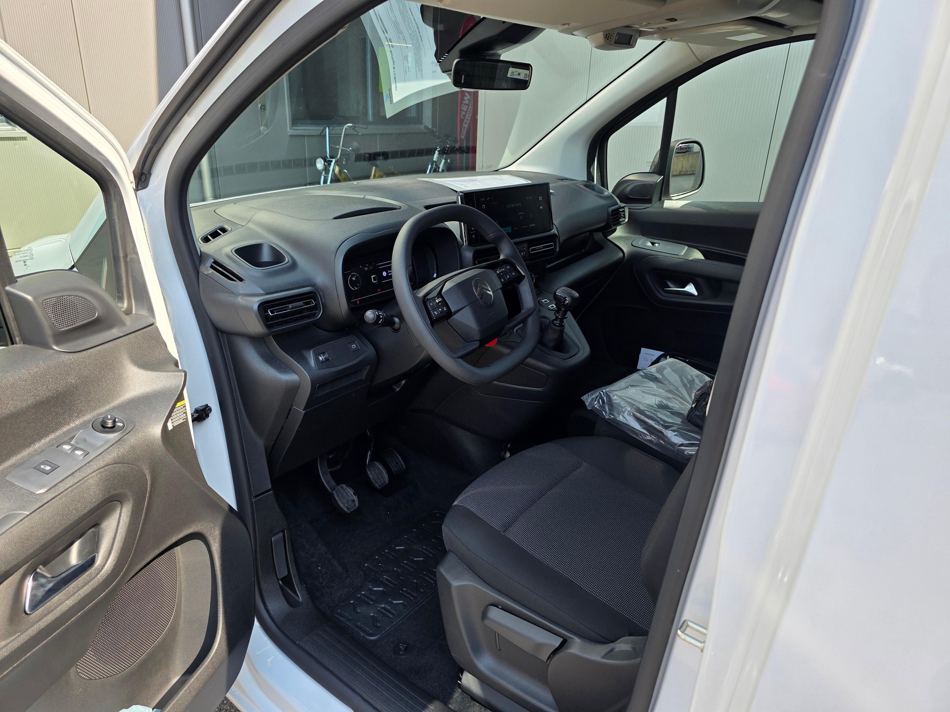 CITROEN Berlingo Van 1.2 Pure Tech 110 s/s Swiss Edition-image-8