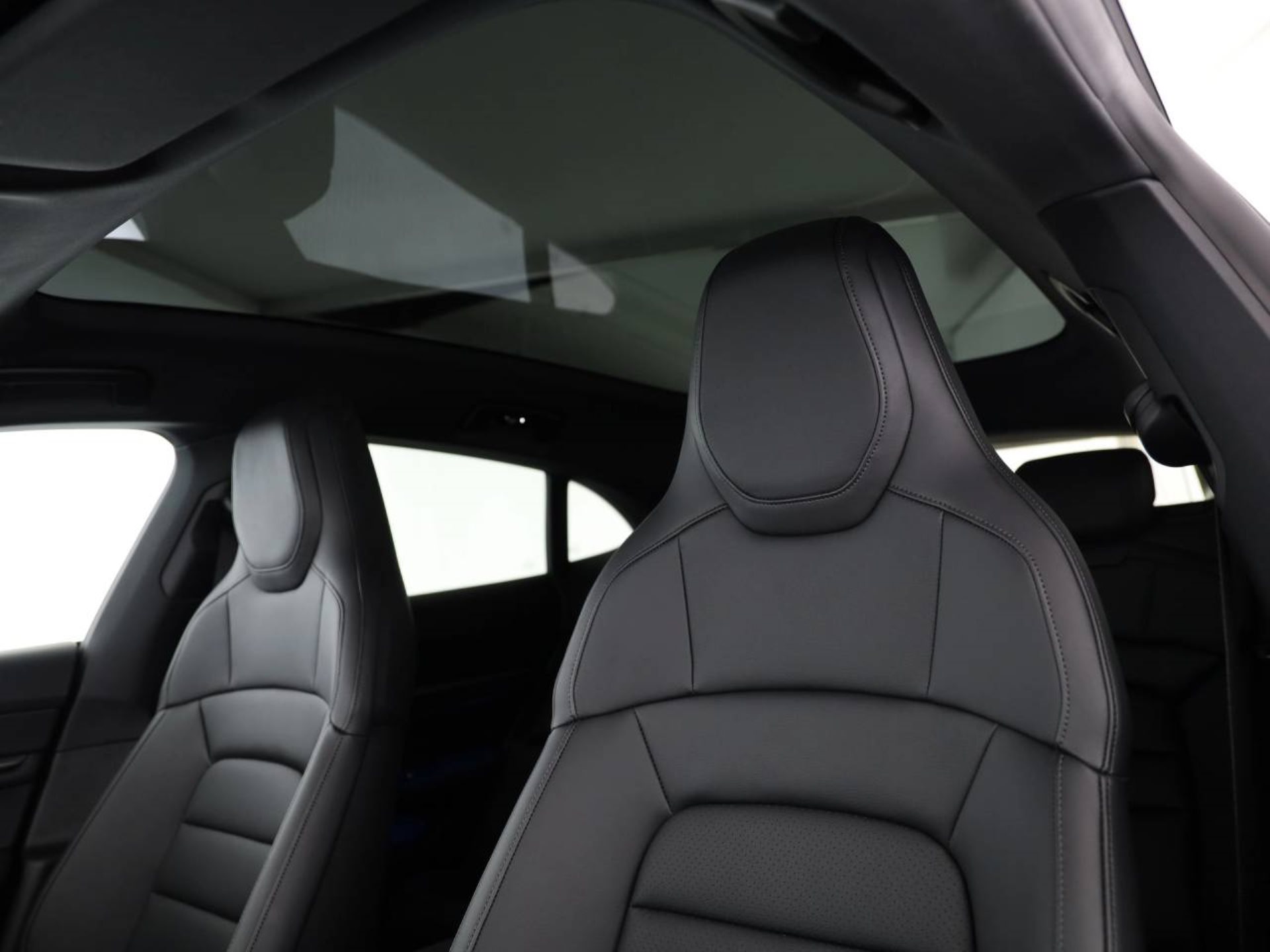 PORSCHE Taycan 4 Cross Turismo-image-15