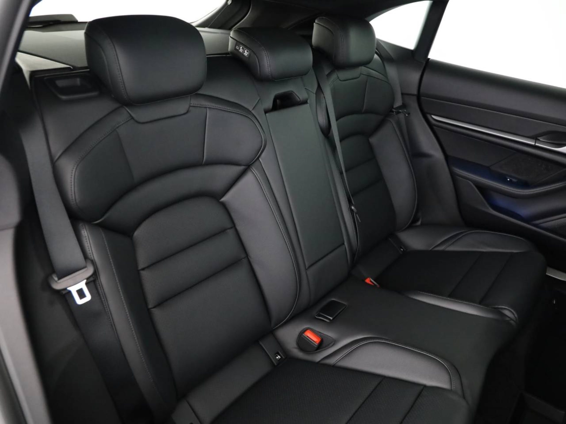 PORSCHE Taycan 4 Cross Turismo-image-18