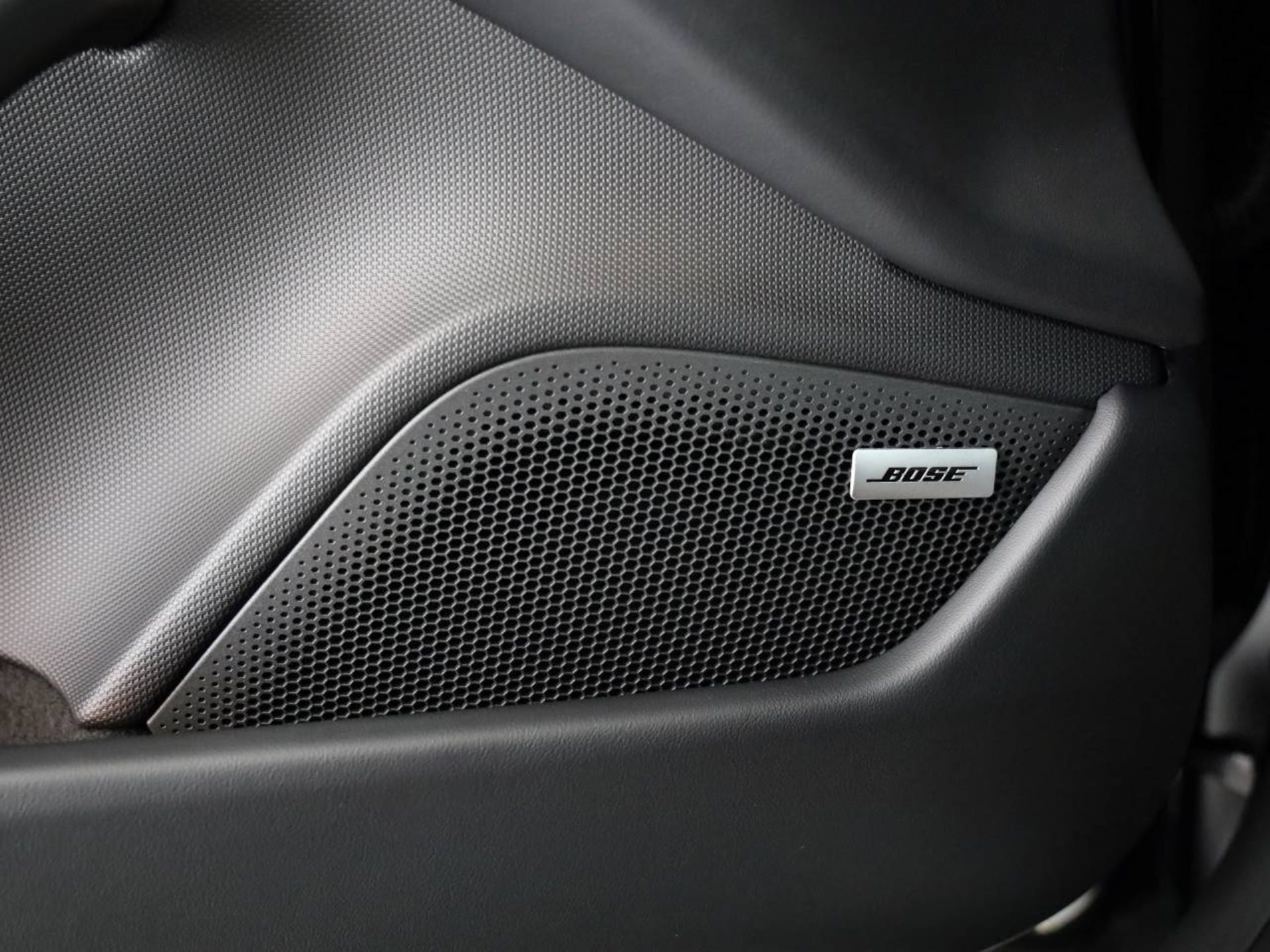 PORSCHE Taycan 4 Cross Turismo-image-17