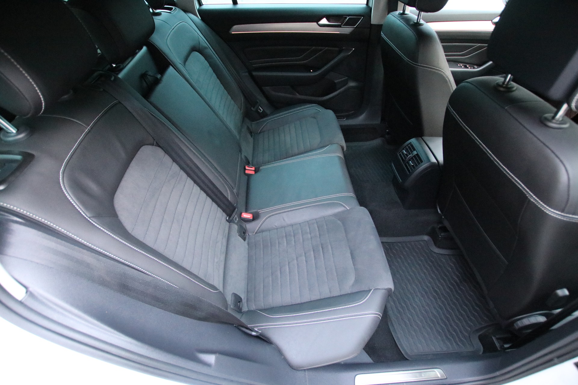 VW Passat 2.0 TDI BMT Elegance 4Motion DSG-image-13