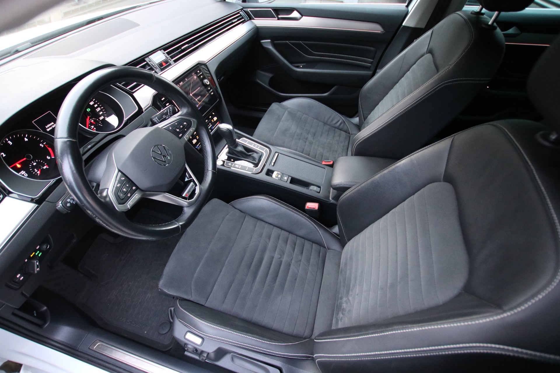 VW Passat 2.0 TDI BMT Elegance 4Motion DSG-image-11