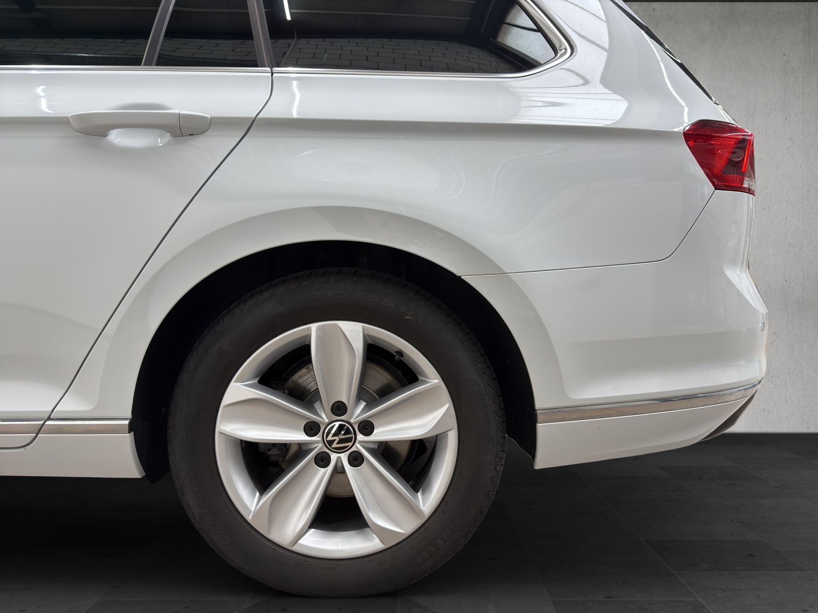 VW Passat 2.0 TDI BMT Elegance 4Motion DSG-image-8