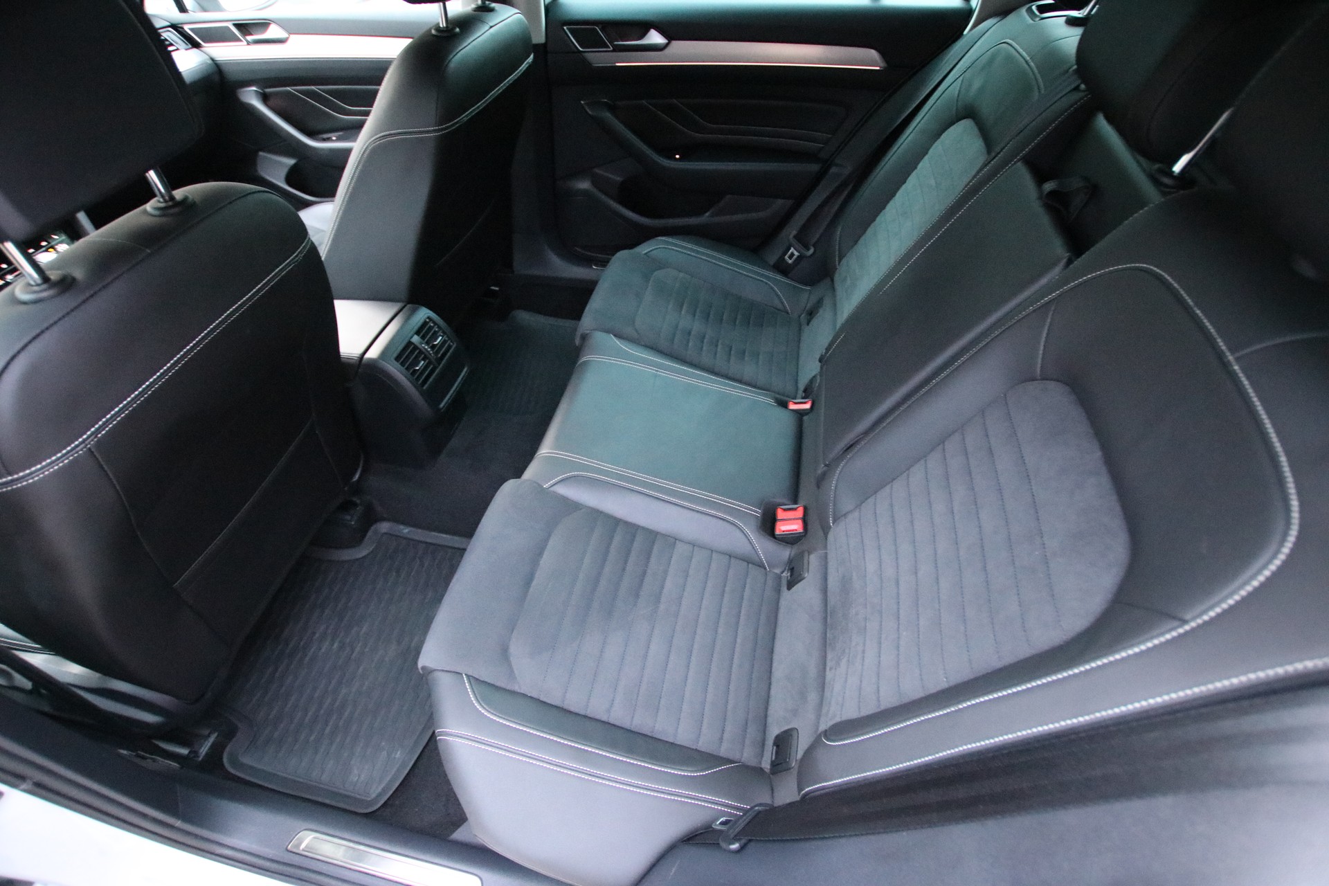 VW Passat 2.0 TDI BMT Elegance 4Motion DSG-image-14