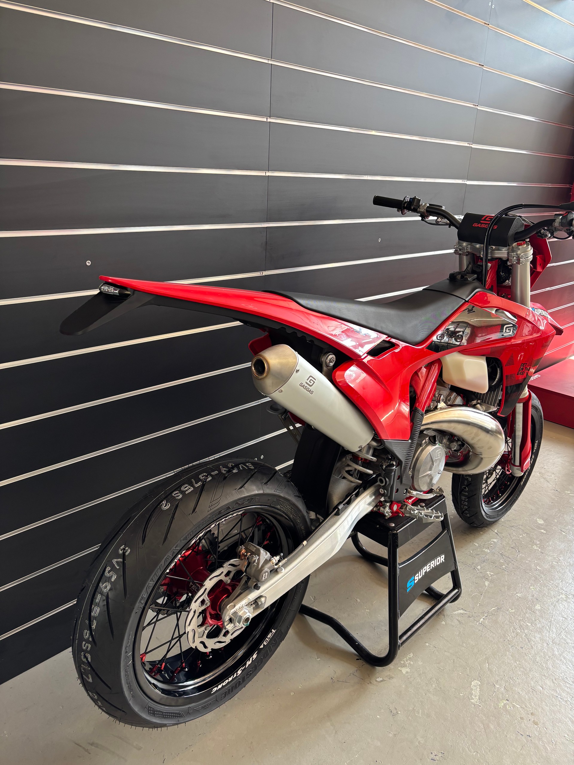 GASGAS EC 300 SUPERMOTO-showroom-element-3