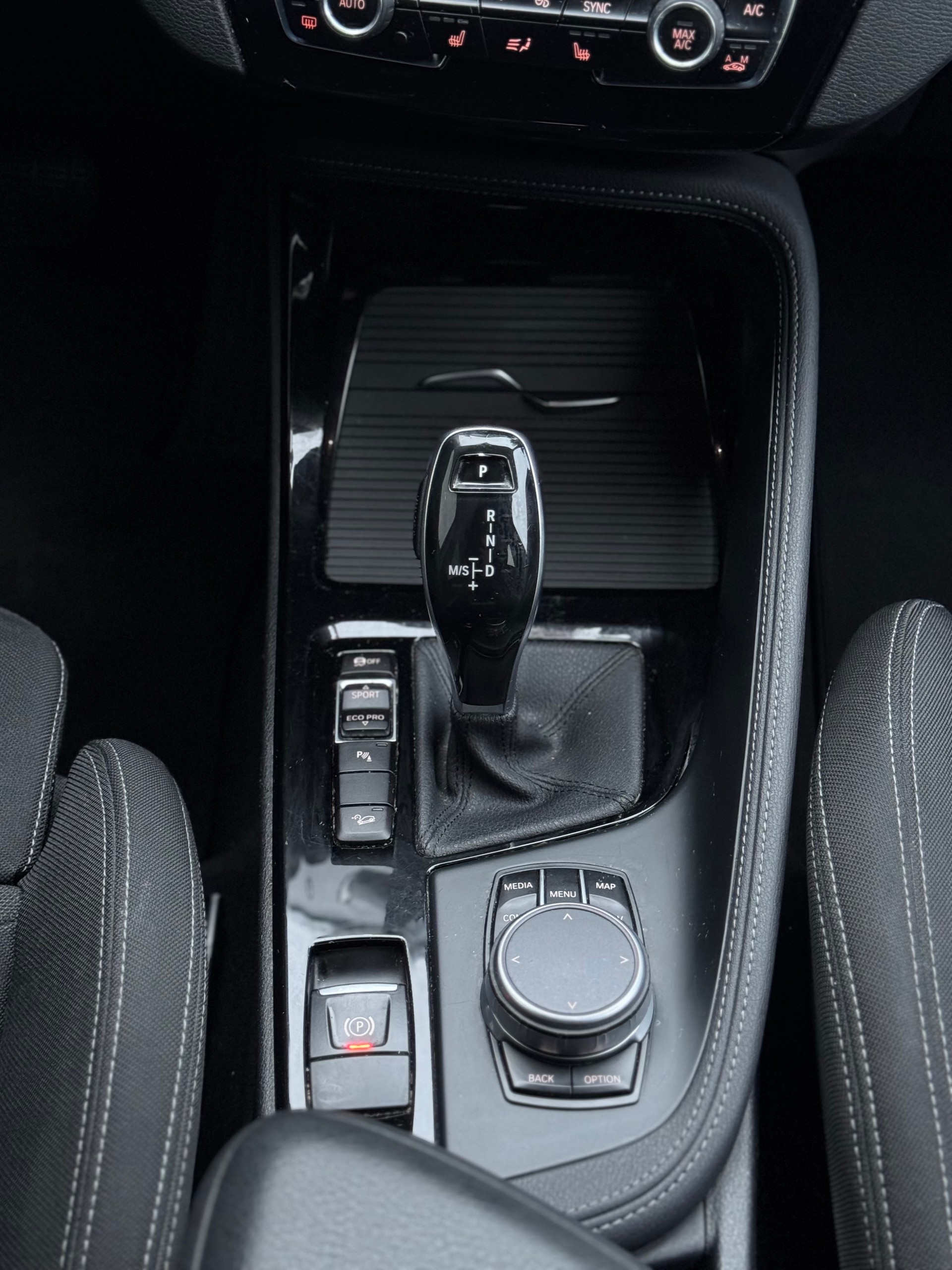 BMW X1 18d xDrive-image-12