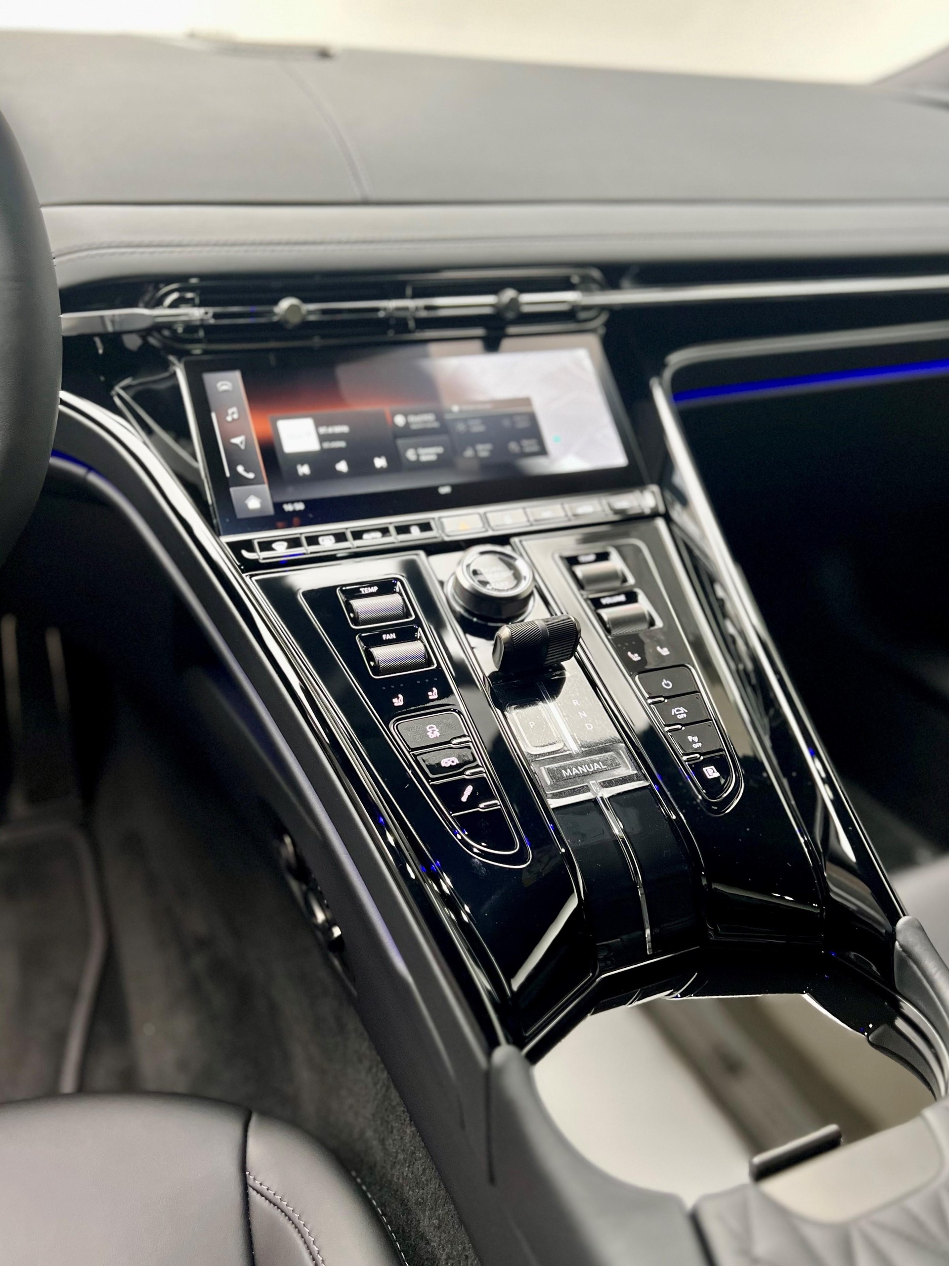 ASTON MARTIN DB12 Coupé 4.0 V8 Bi-Turbo-image-10
