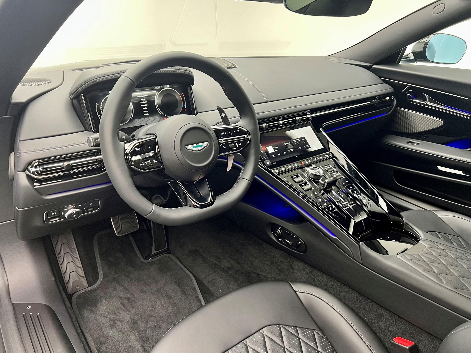 ASTON MARTIN DB12 Coupé 4.0 V8 Bi-Turbo-image-4
