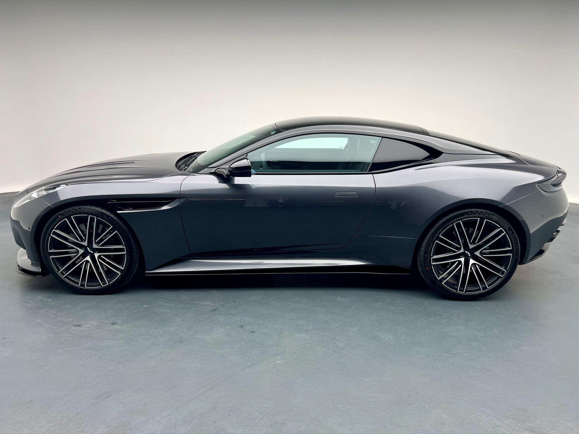 ASTON MARTIN DB12 Coupé 4.0 V8 Bi-Turbo-showroom-element-1