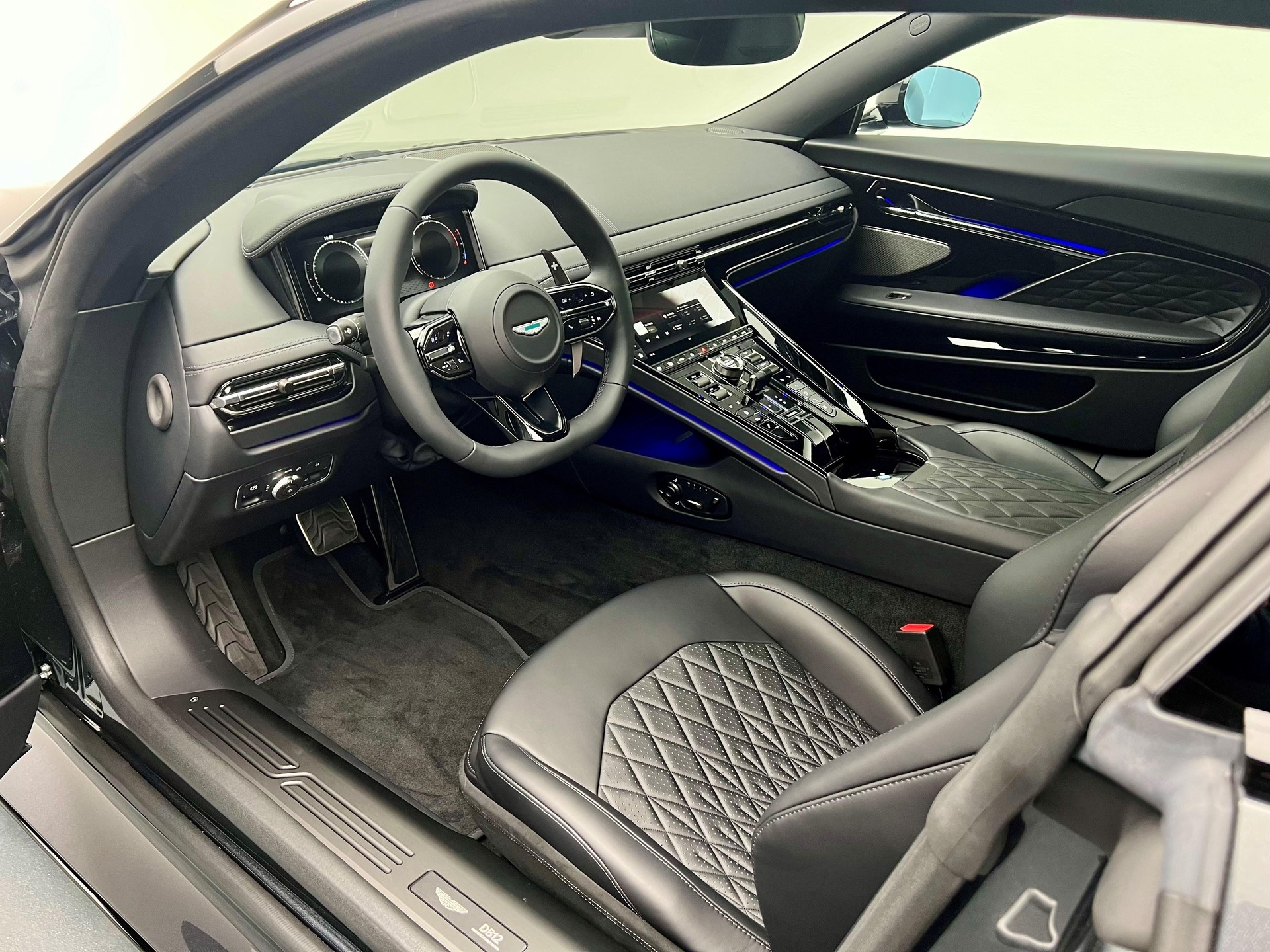 ASTON MARTIN DB12 Coupé 4.0 V8 Bi-Turbo-showroom-element-3