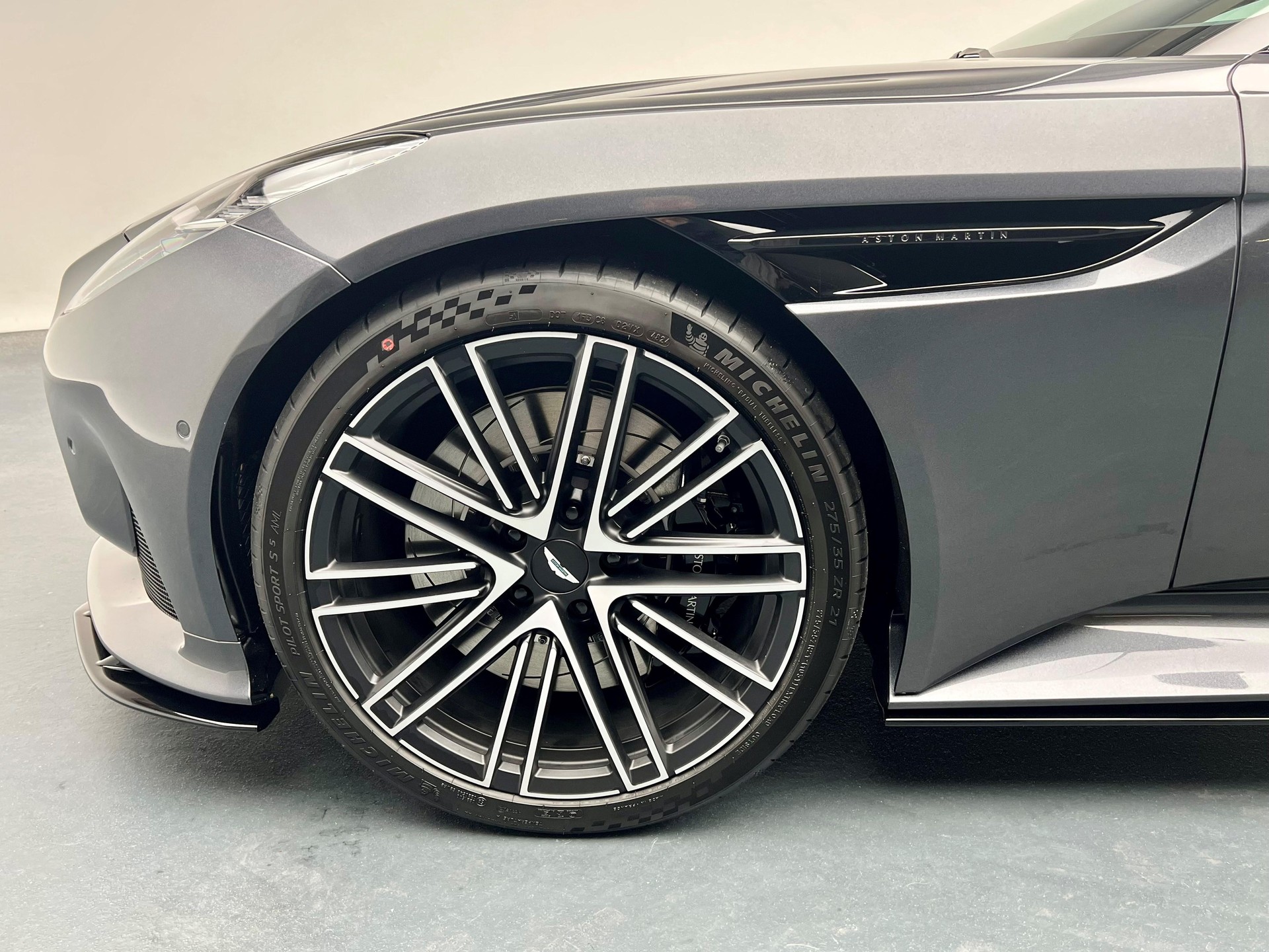 ASTON MARTIN DB12 Coupé 4.0 V8 Bi-Turbo-image-21