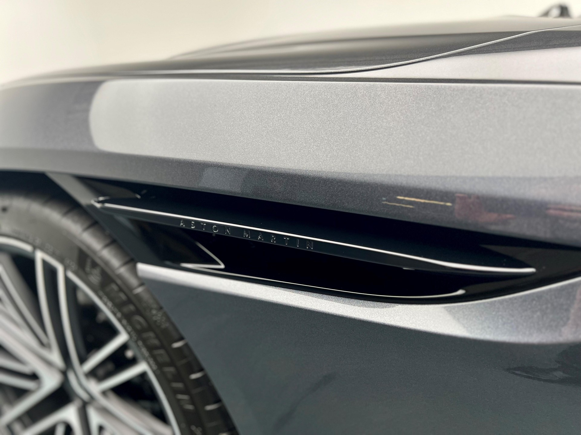 ASTON MARTIN DB12 Coupé 4.0 V8 Bi-Turbo-image-19