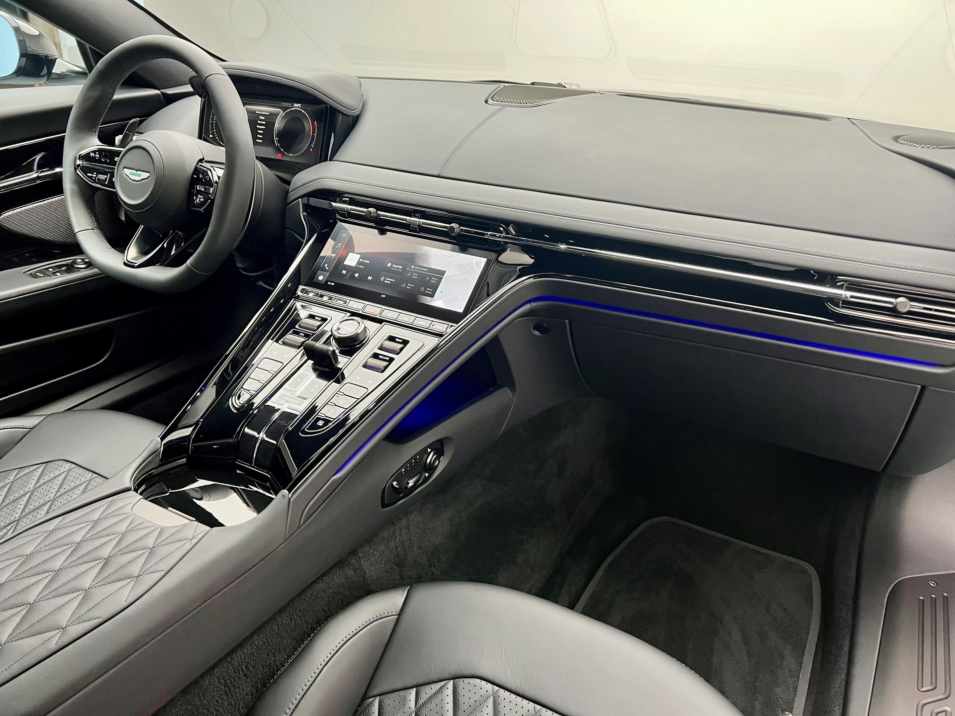 ASTON MARTIN DB12 Coupé 4.0 V8 Bi-Turbo-image-11