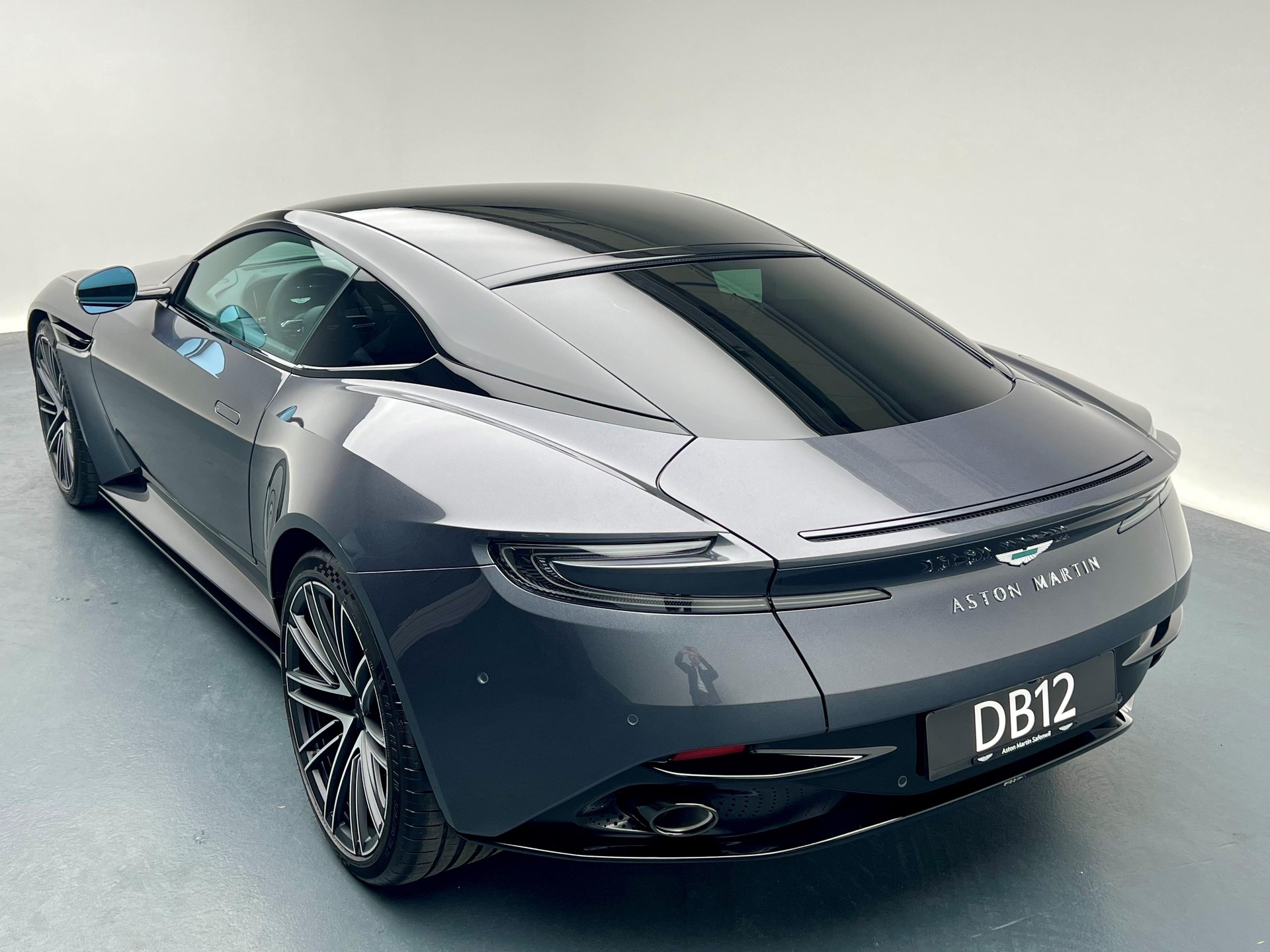 ASTON MARTIN DB12 Coupé 4.0 V8 Bi-Turbo-showroom-element-2
