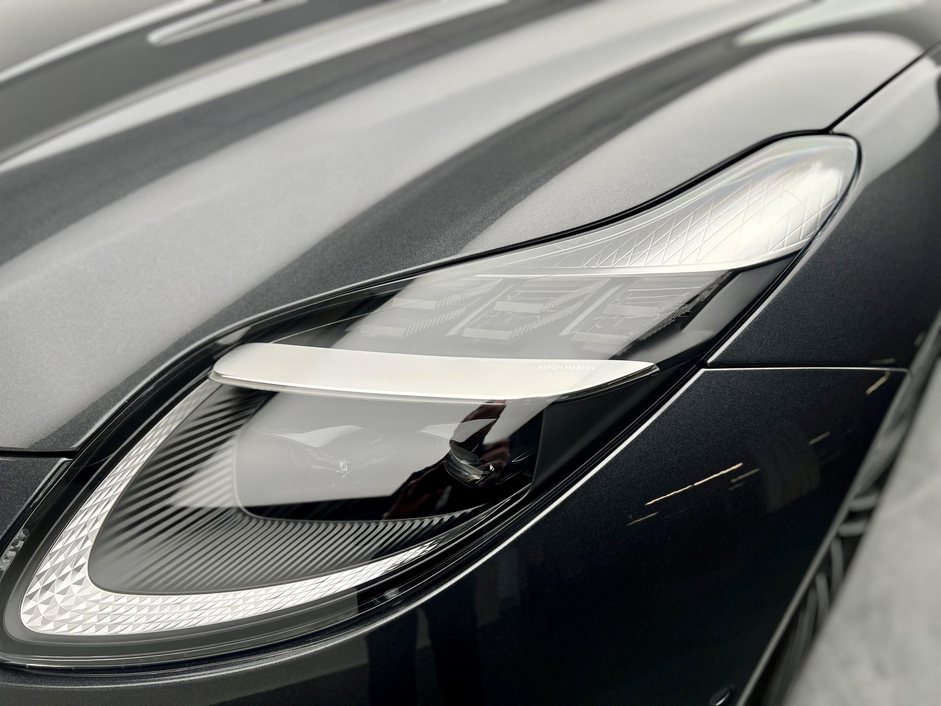 ASTON MARTIN DB12 Coupé 4.0 V8 Bi-Turbo-image-18