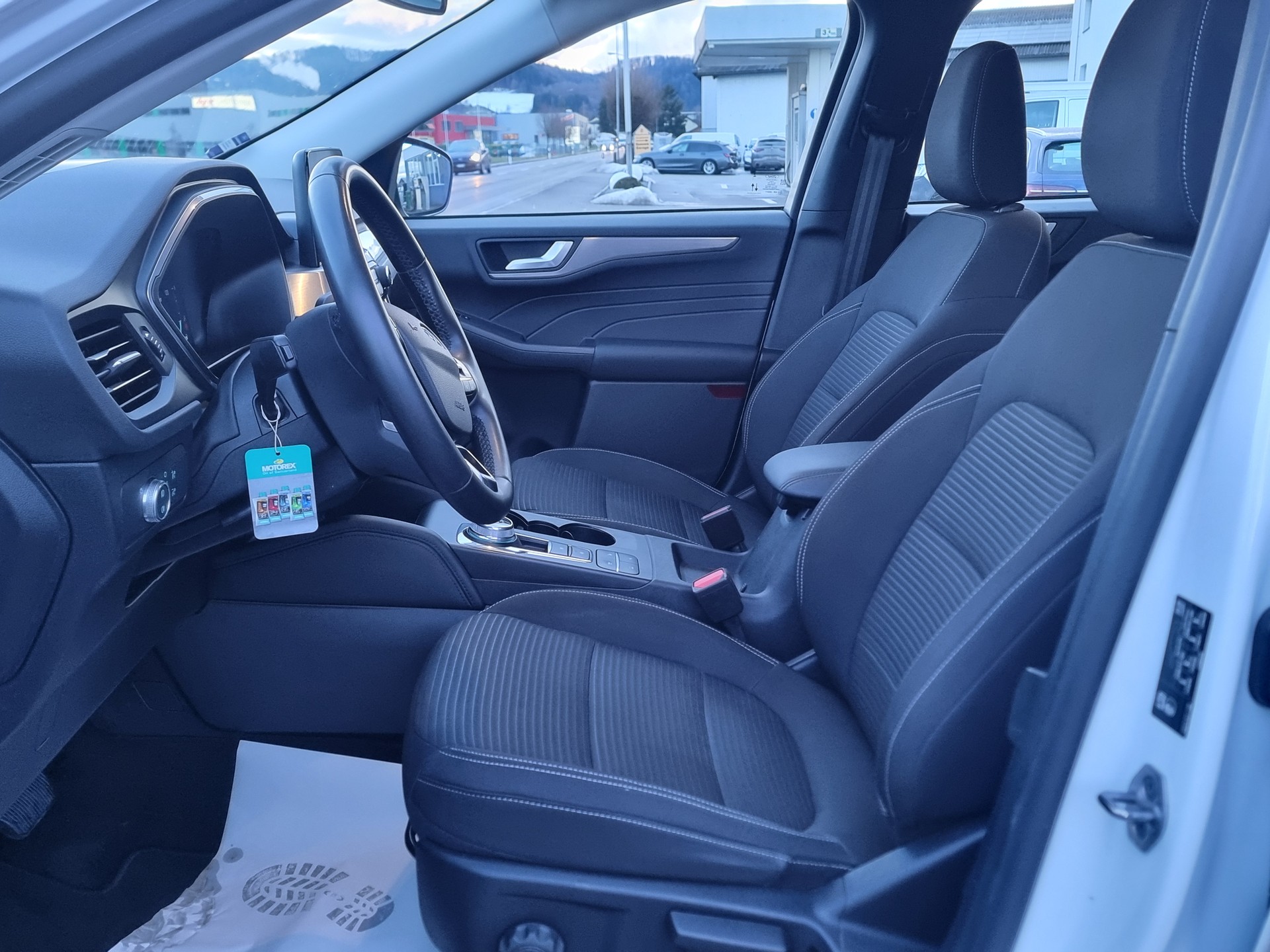 FORD Kuga 2.5 FHEV Titanium 4WD-image-5