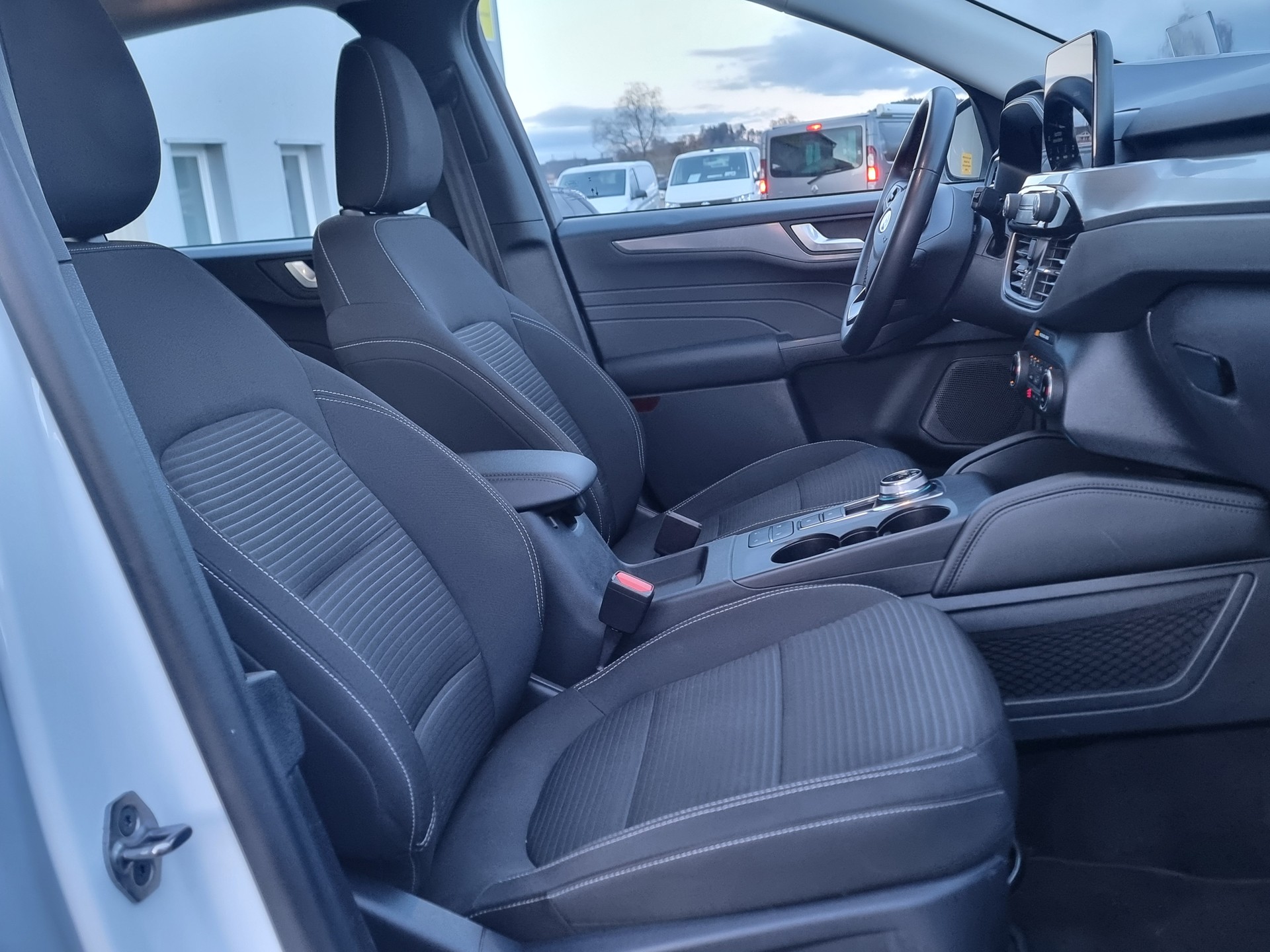 FORD Kuga 2.5 FHEV Titanium 4WD-image-7