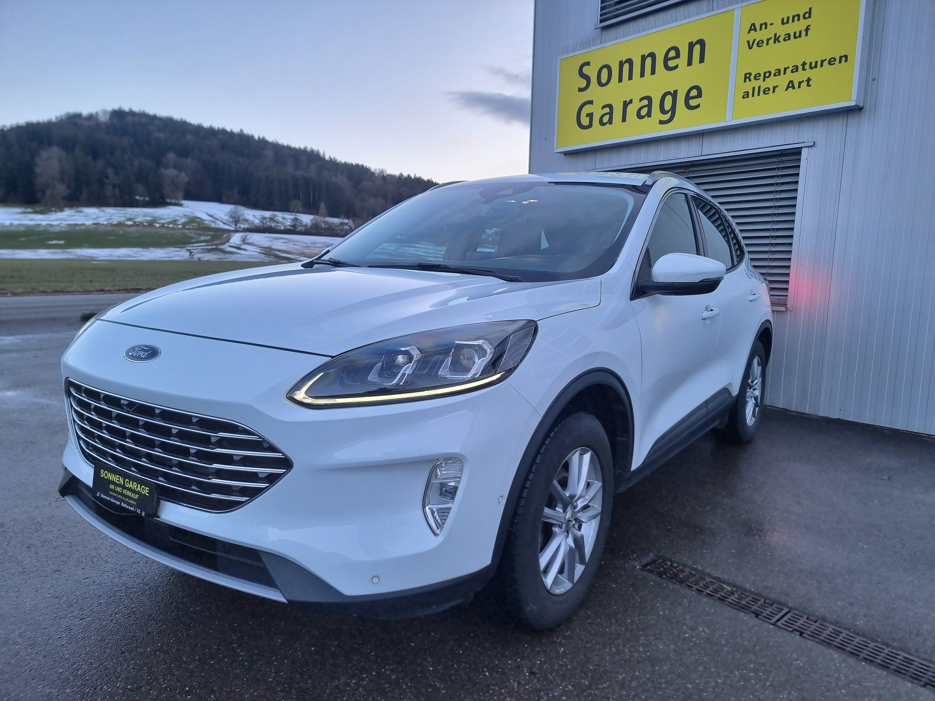FORD Kuga 2.5 FHEV Titanium 4WD-image-2