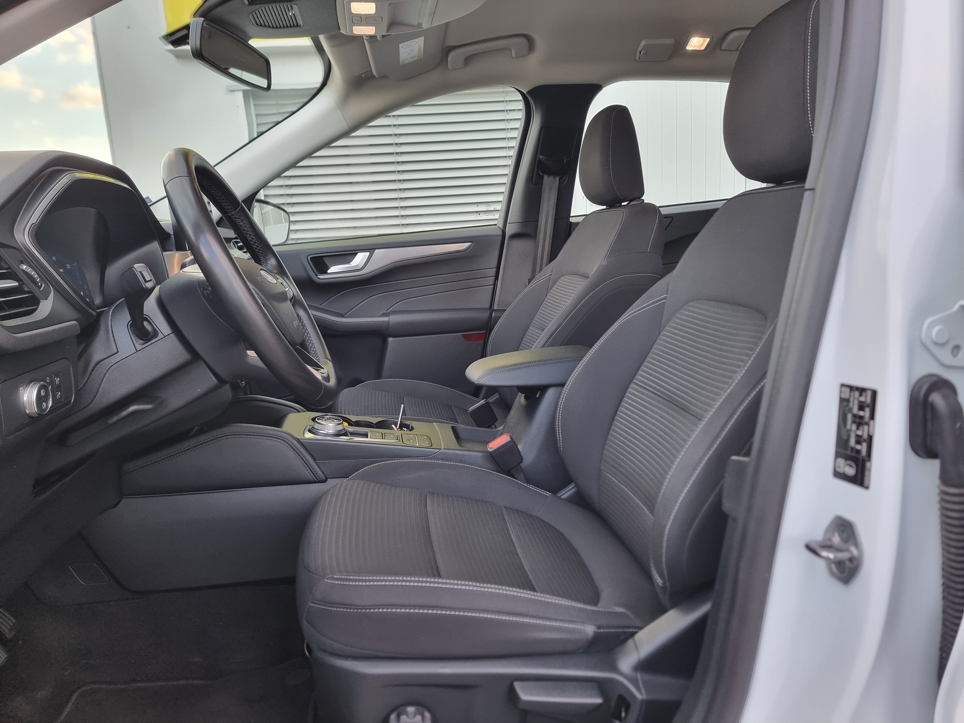 FORD Kuga 2.5 FHEV Titanium 4WD-image-8