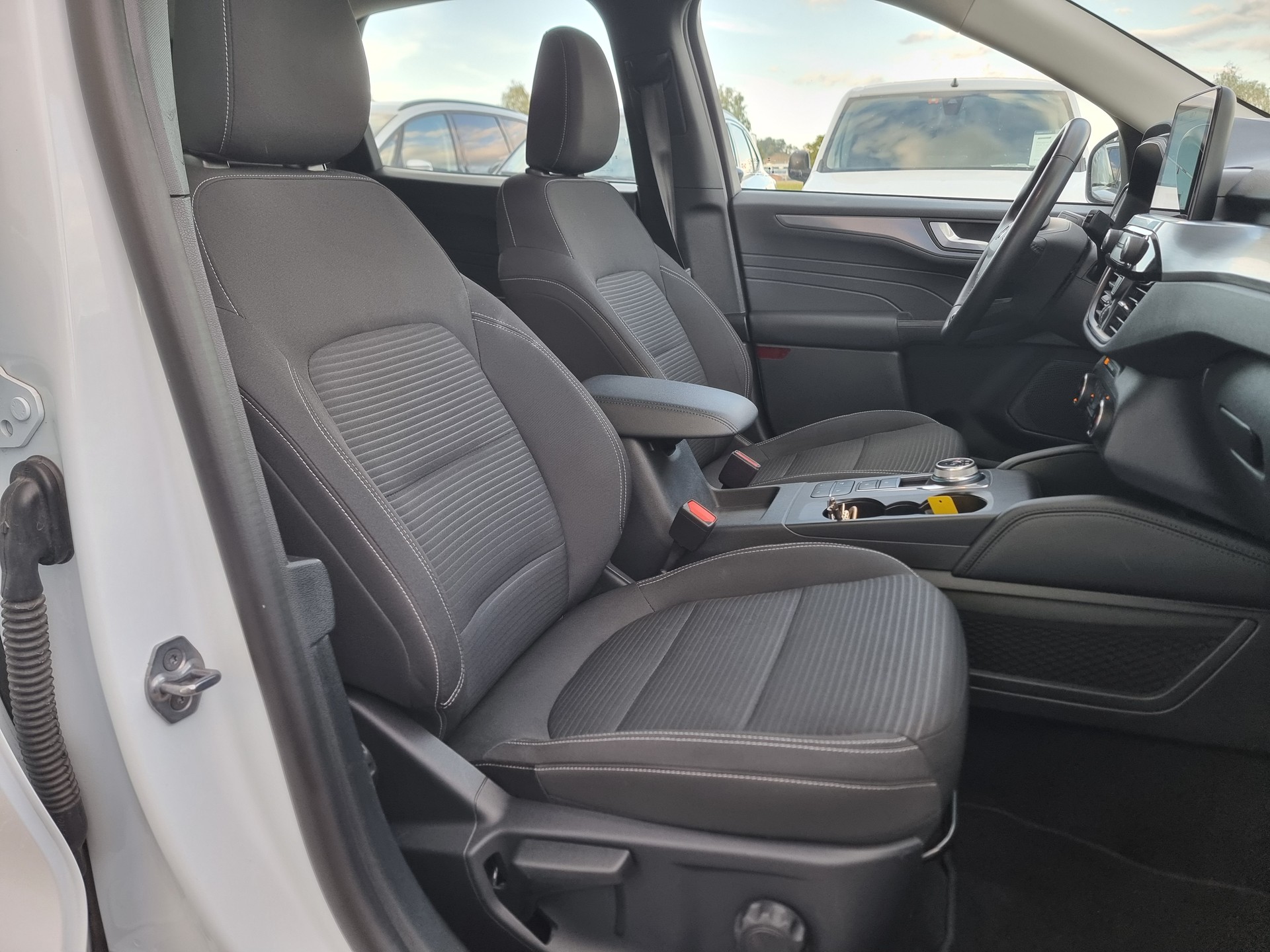 FORD Kuga 2.5 FHEV Titanium 4WD-image-10