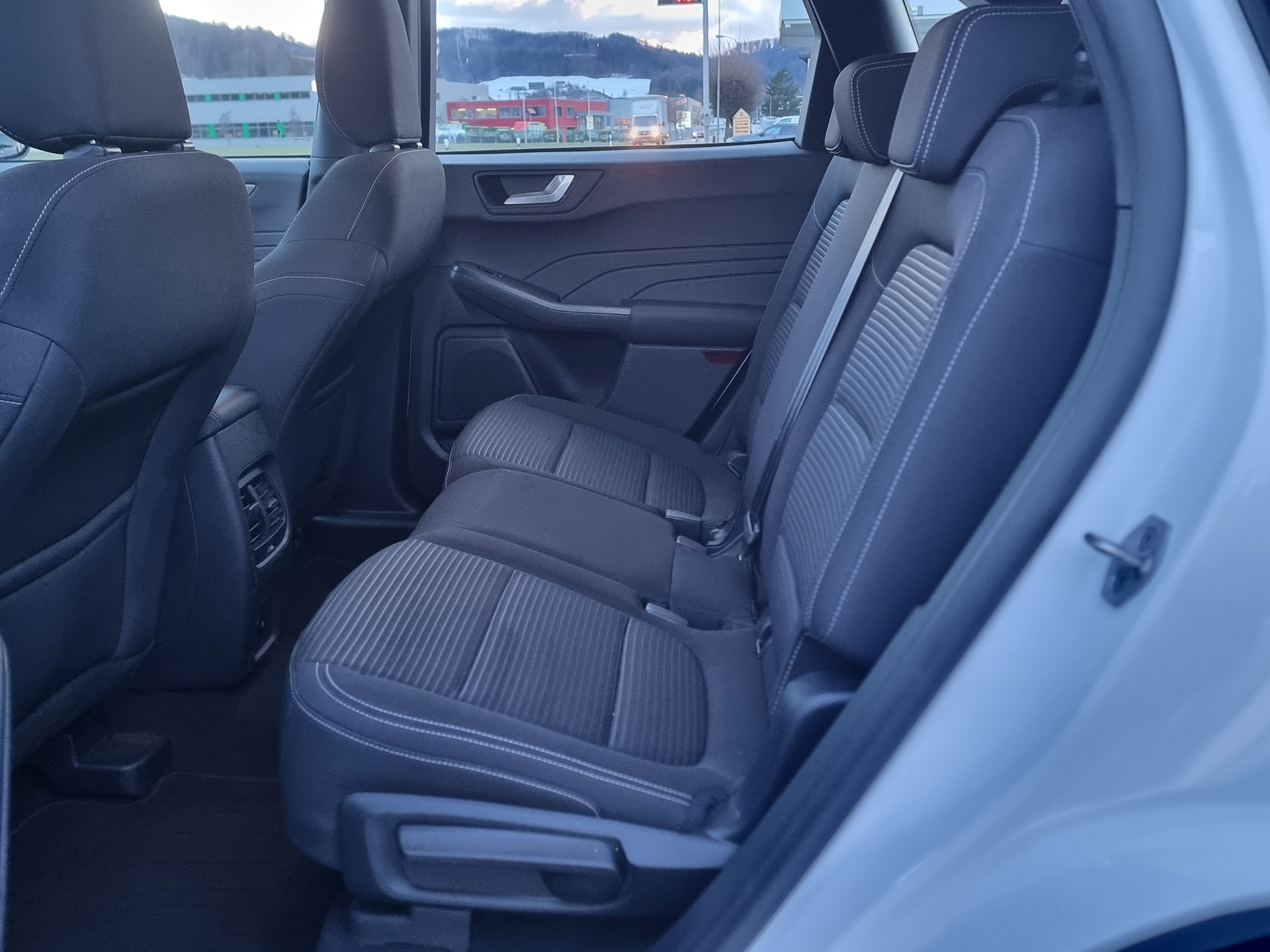 FORD Kuga 2.5 FHEV Titanium 4WD-image-6