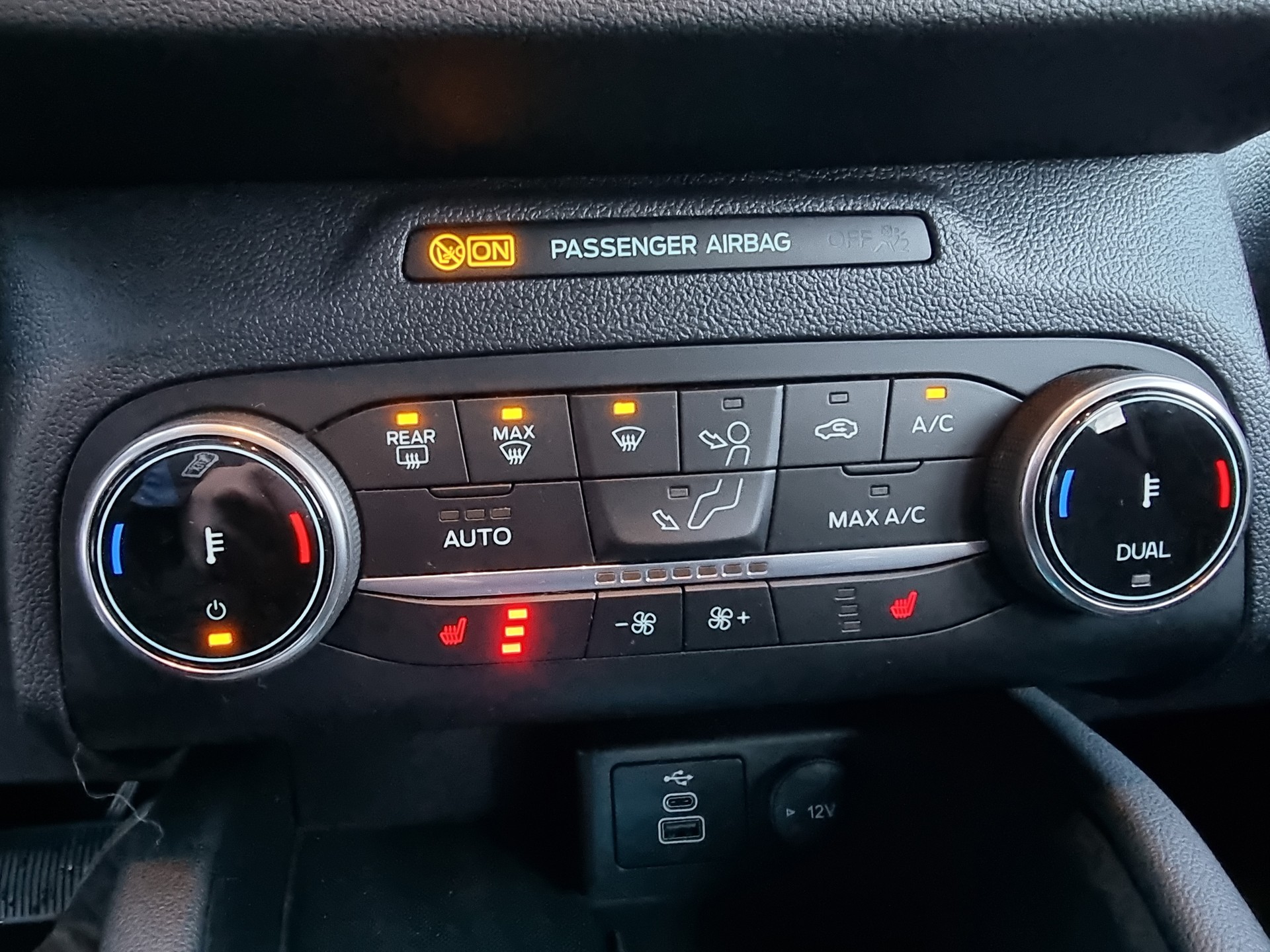 FORD Kuga 2.5 FHEV Titanium 4WD-image-10