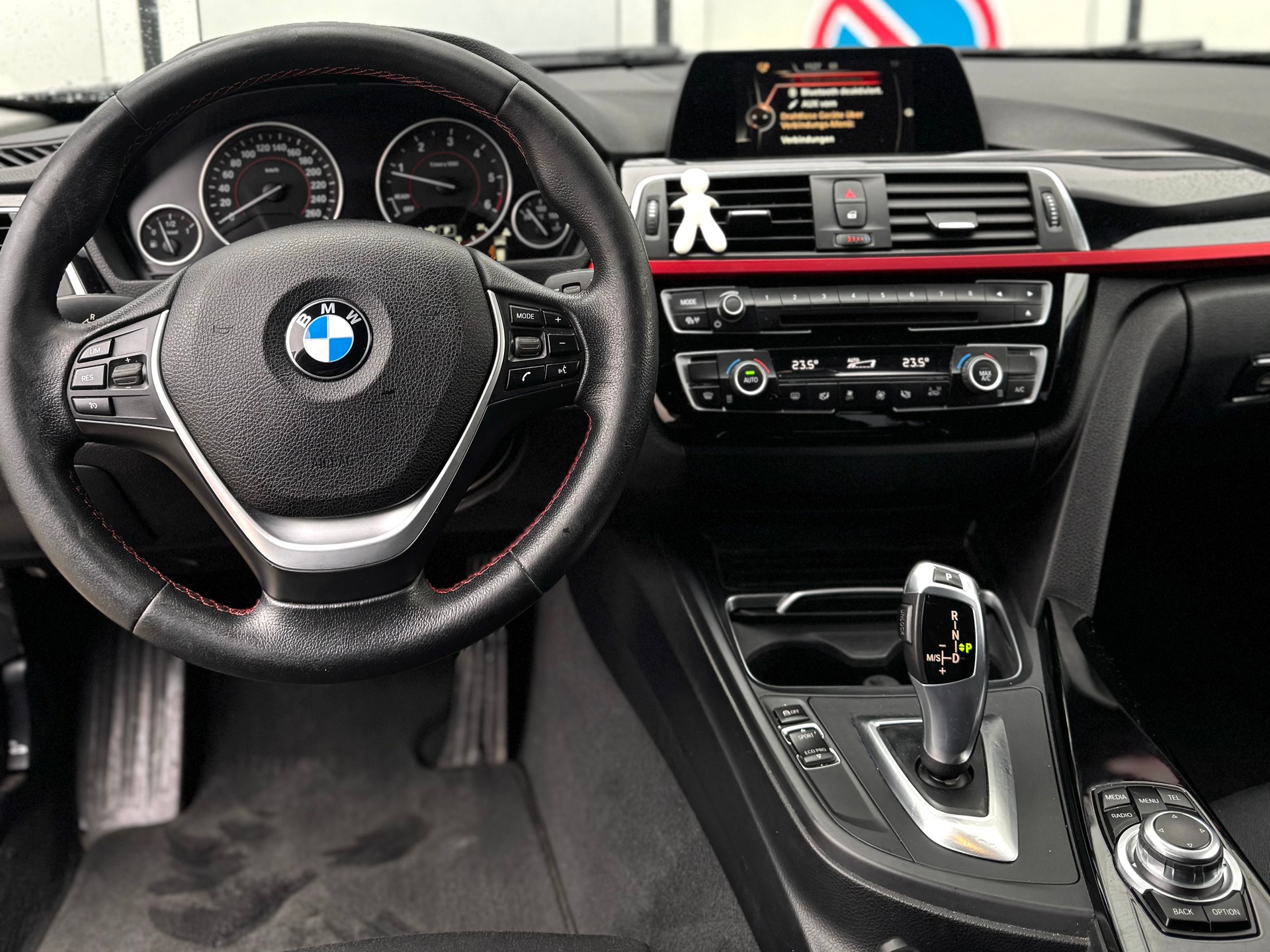 BMW 318d Touring Steptronic-image-12