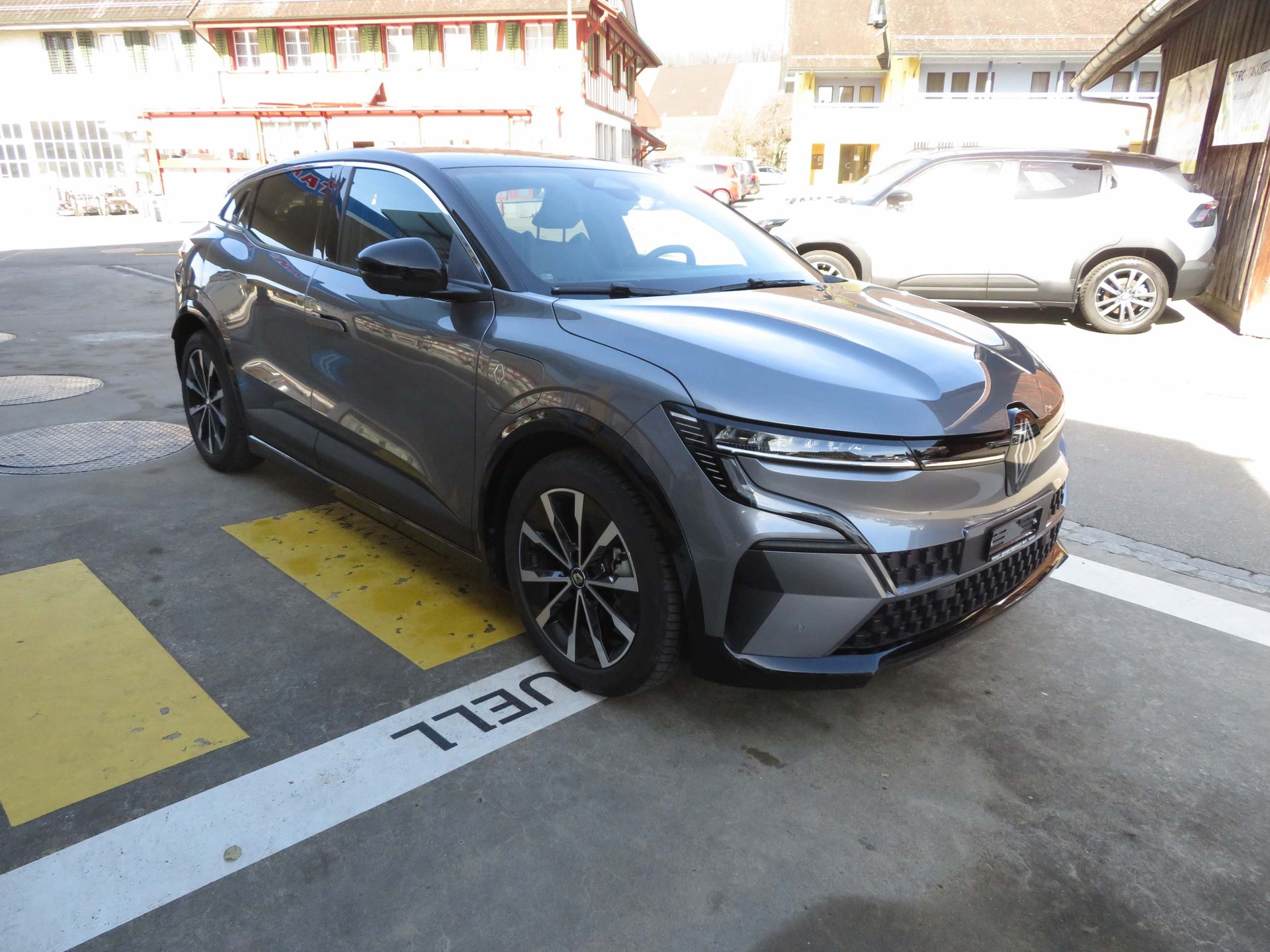 RENAULT Mégane E-Tech techno-showroom-element-2