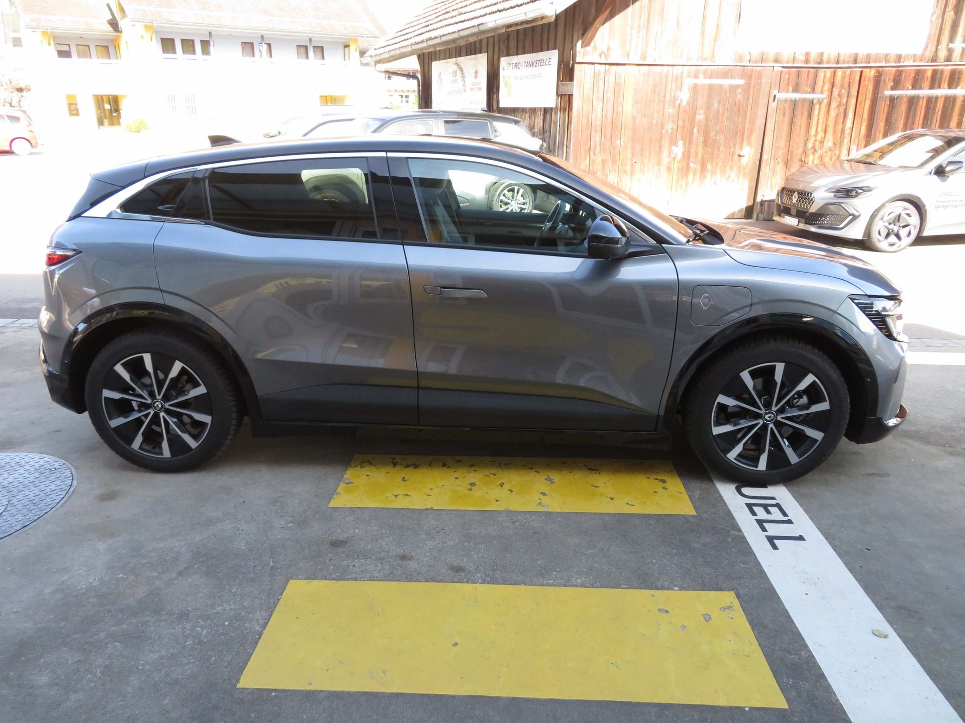 RENAULT Mégane E-Tech techno-showroom-element-3