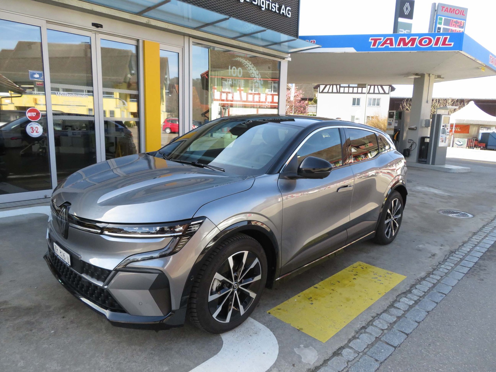 RENAULT Mégane E-Tech techno-showroom-element-1