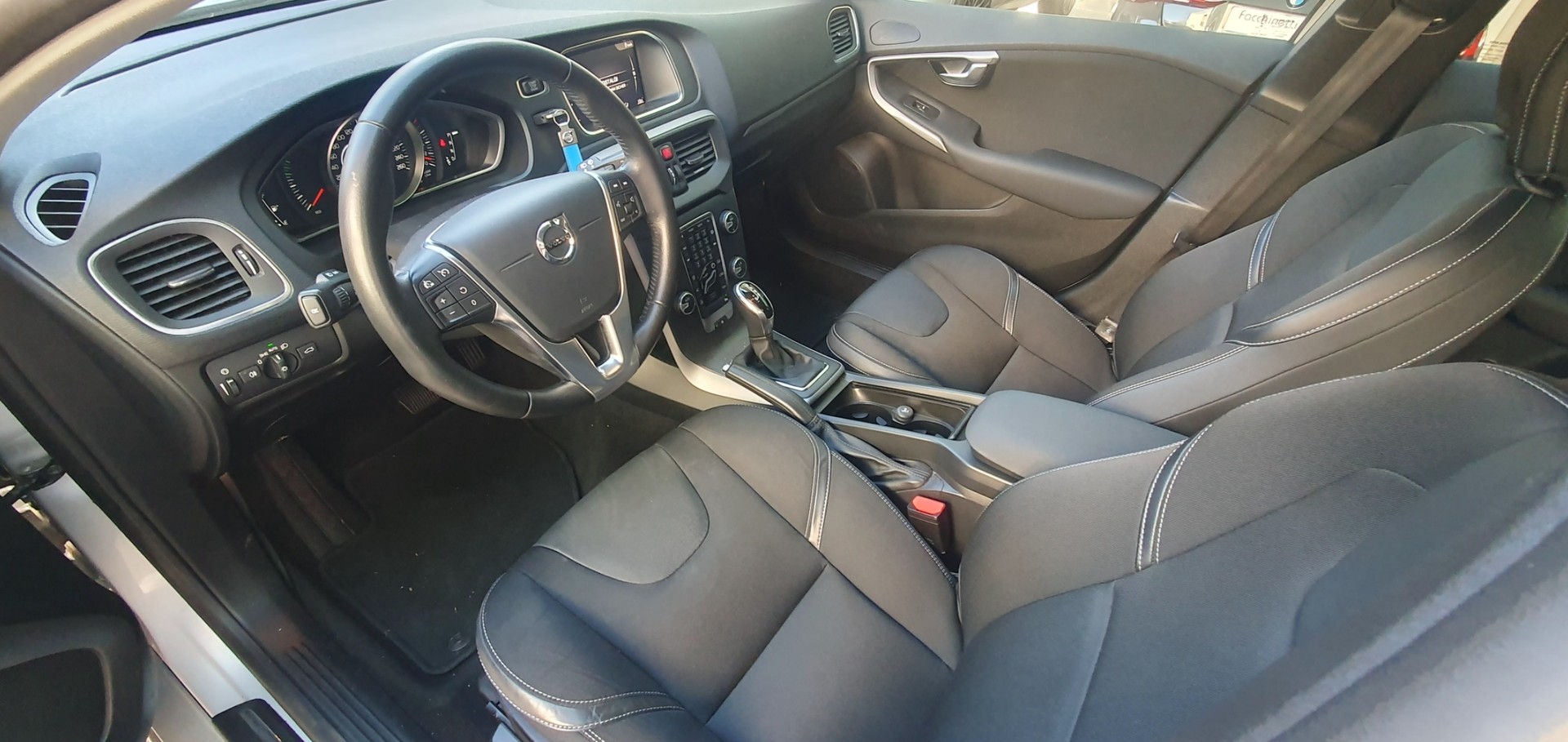 VOLVO V40 T2 Momentum Geartronic-image-13