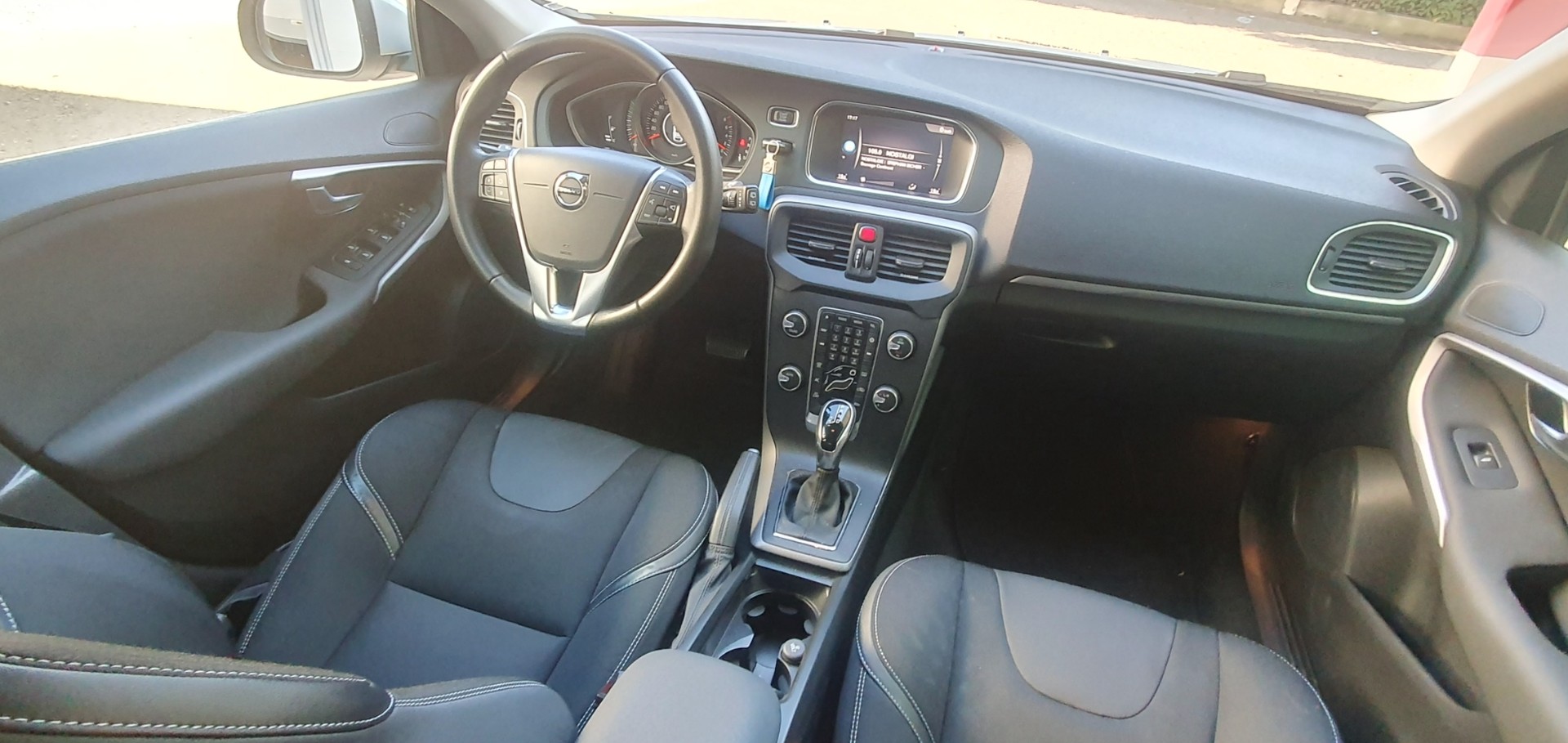 VOLVO V40 T2 Momentum Geartronic-image-10