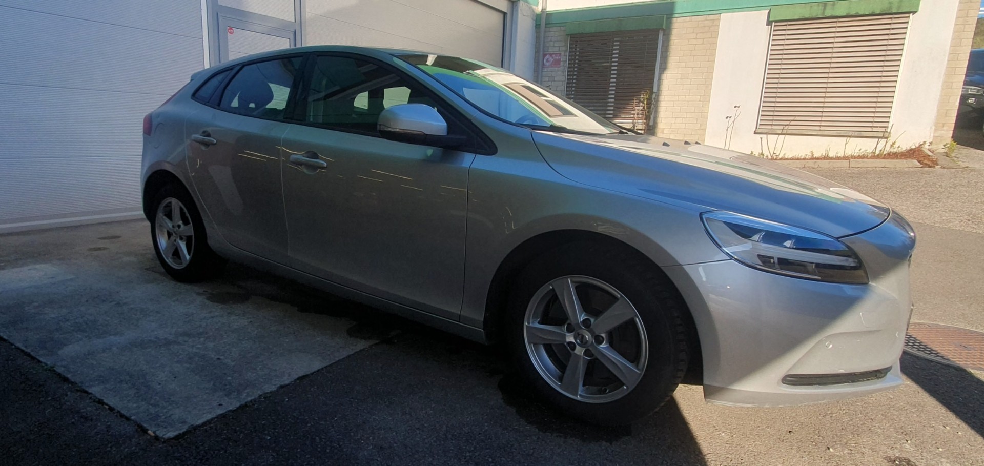 VOLVO V40 T2 Momentum Geartronic-image-2